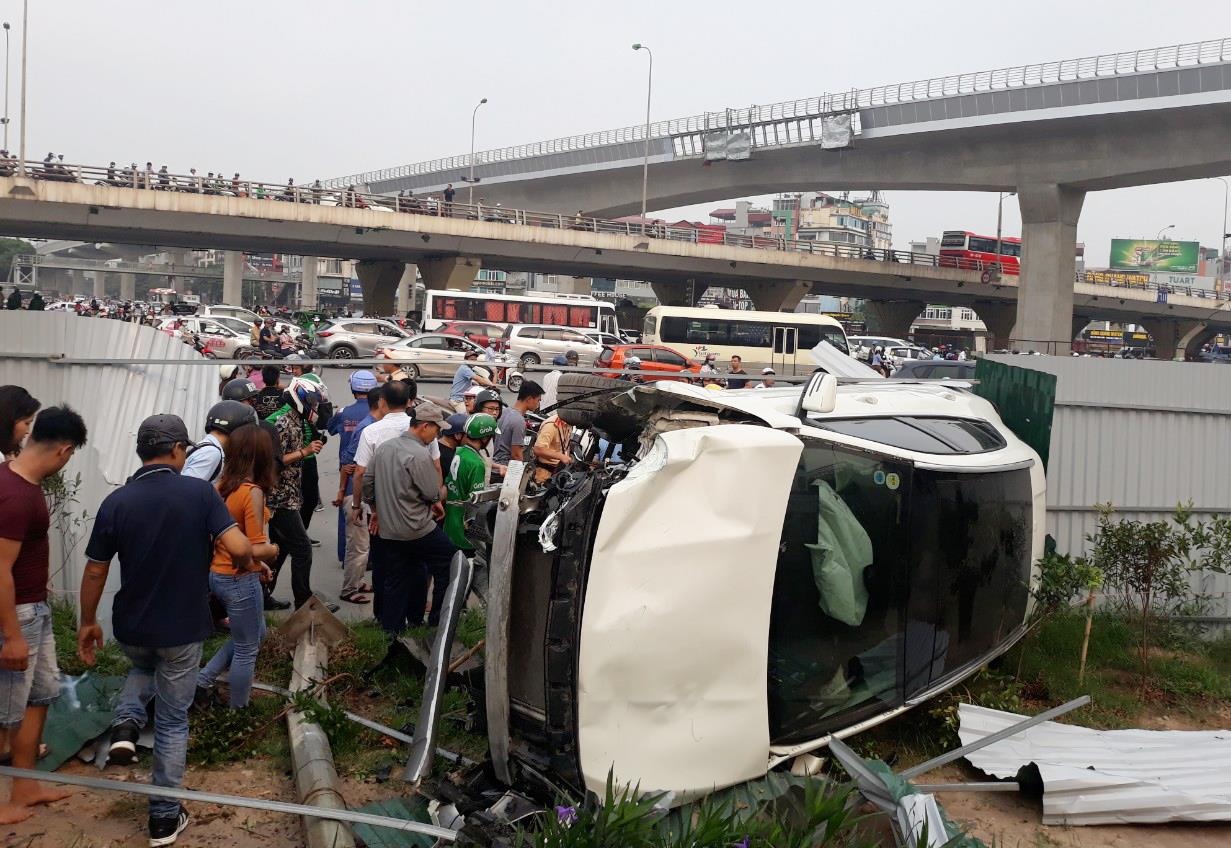 oto lao vao xe may o nga tu xuan thuy anh 1