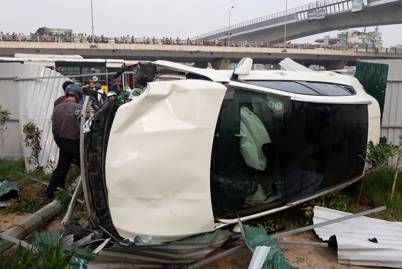 Mercedes GLA tong hang loat nguoi roi lat nhao vao cho sinh vien hinh anh