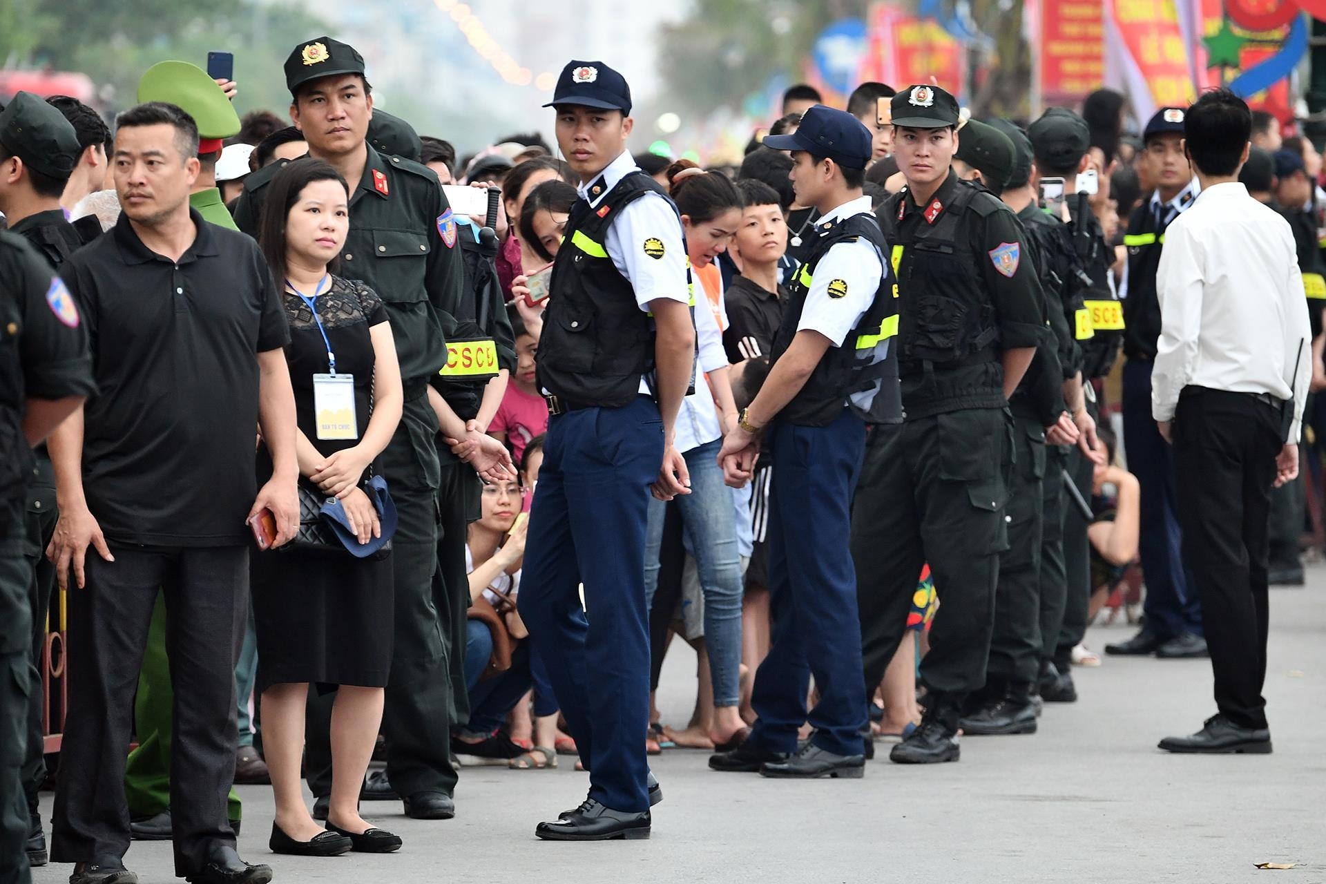 Hang tram canh sat bao ve vu cong Tay o Carnival Sam Son hinh anh