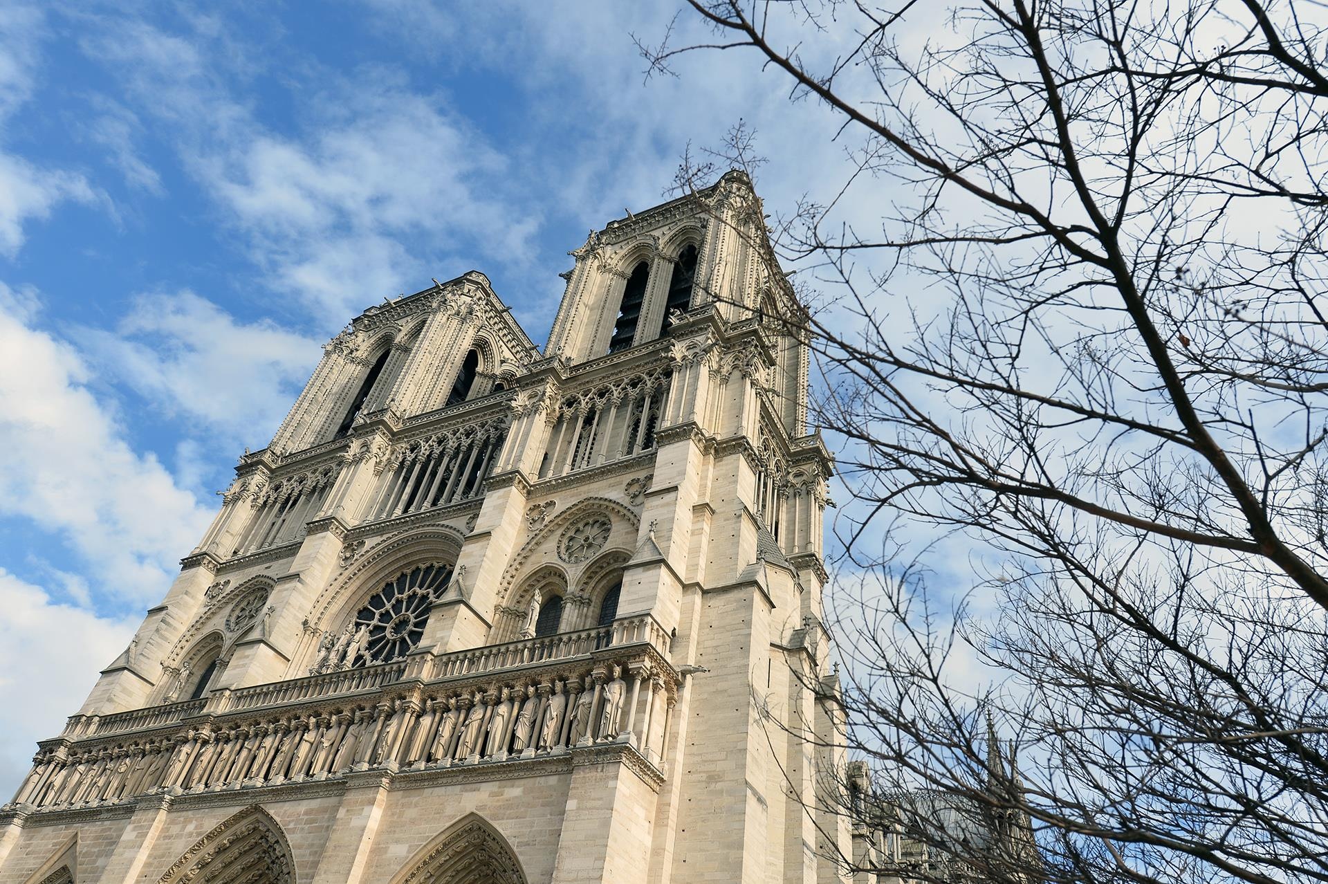 Nha tho Duc Ba Paris truoc khi xay ra vu chay lon hinh anh