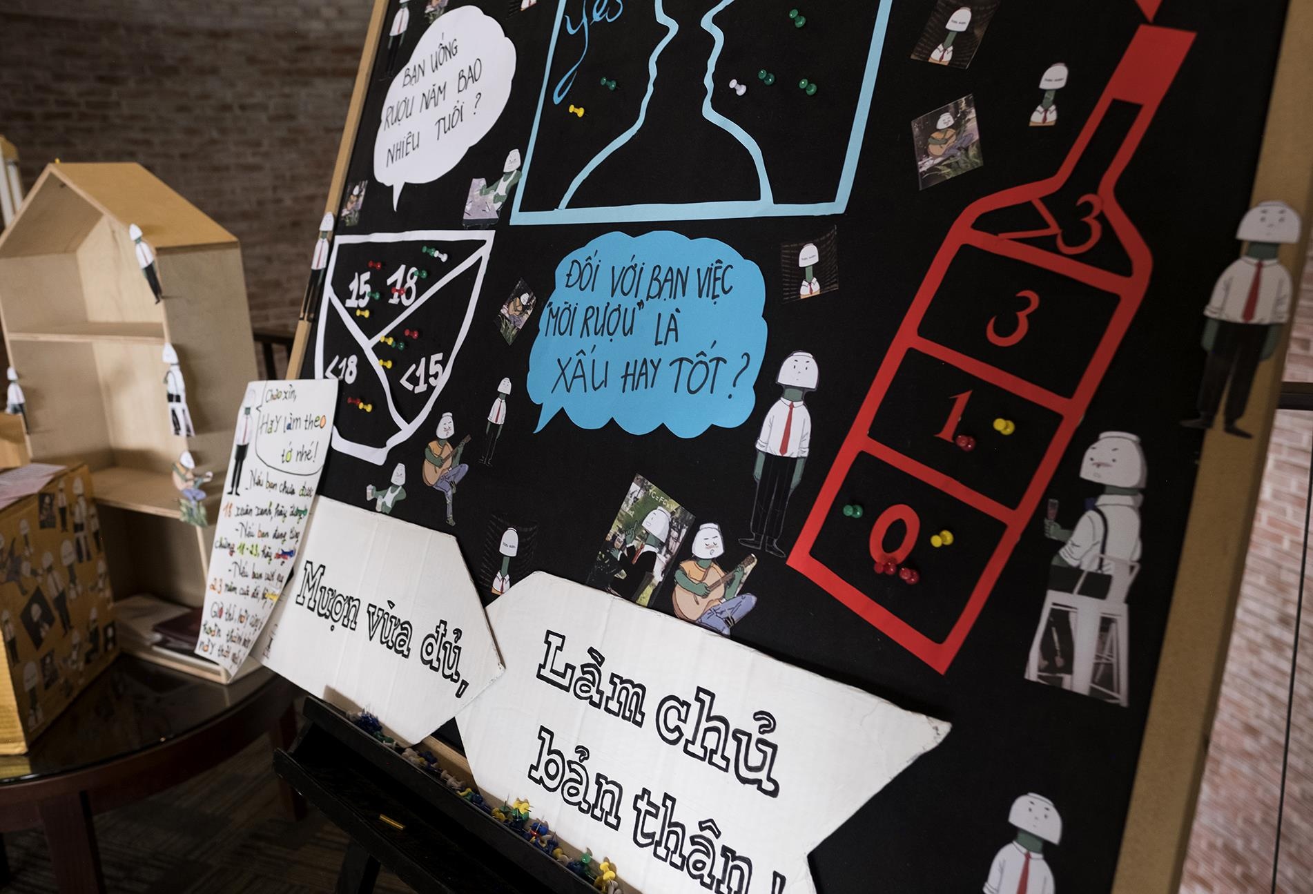 trien lam tac hai cua ruou anh 12