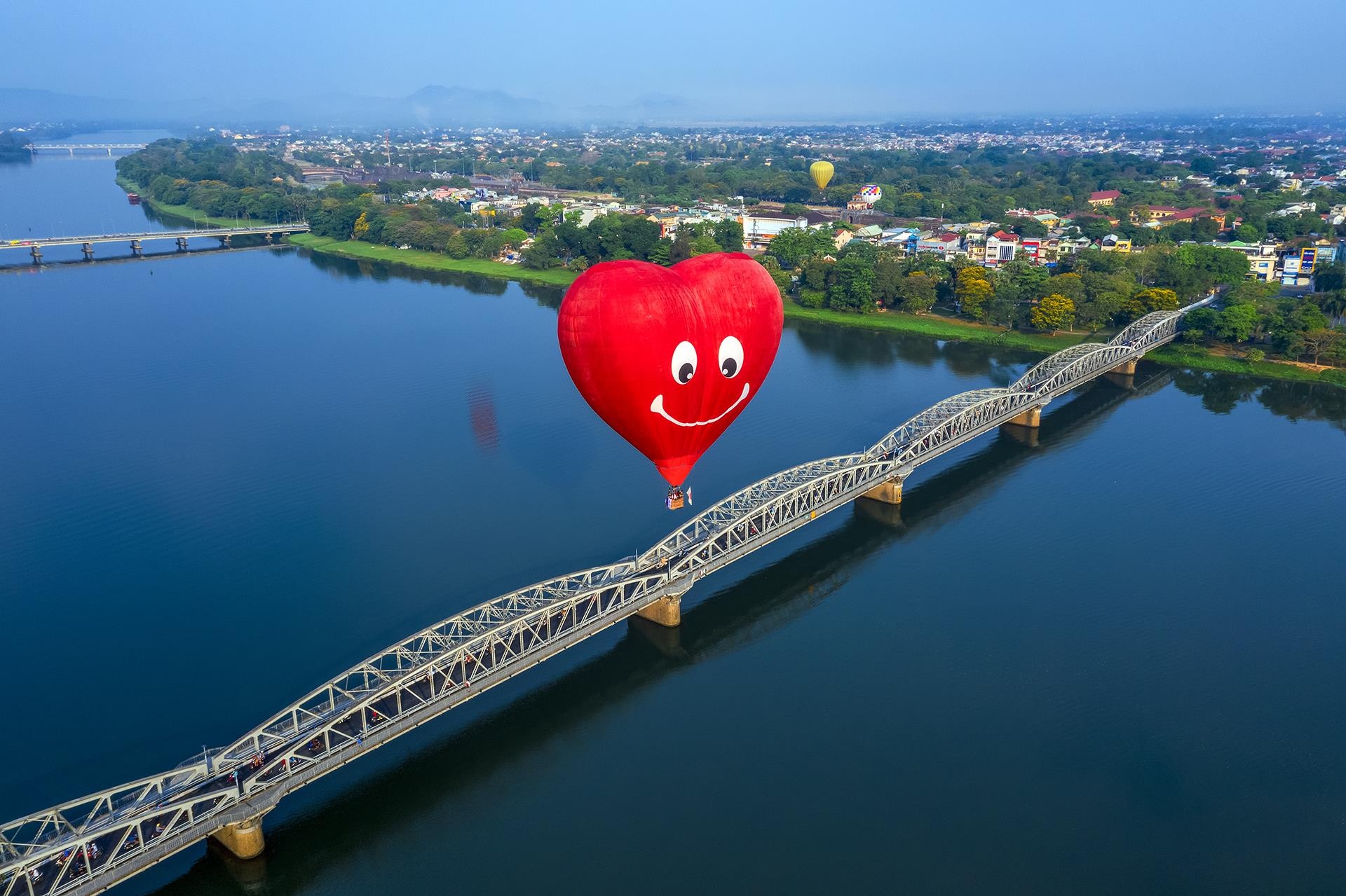 Co do Hue nhin tu khinh khi cau ngay nghi le hinh anh