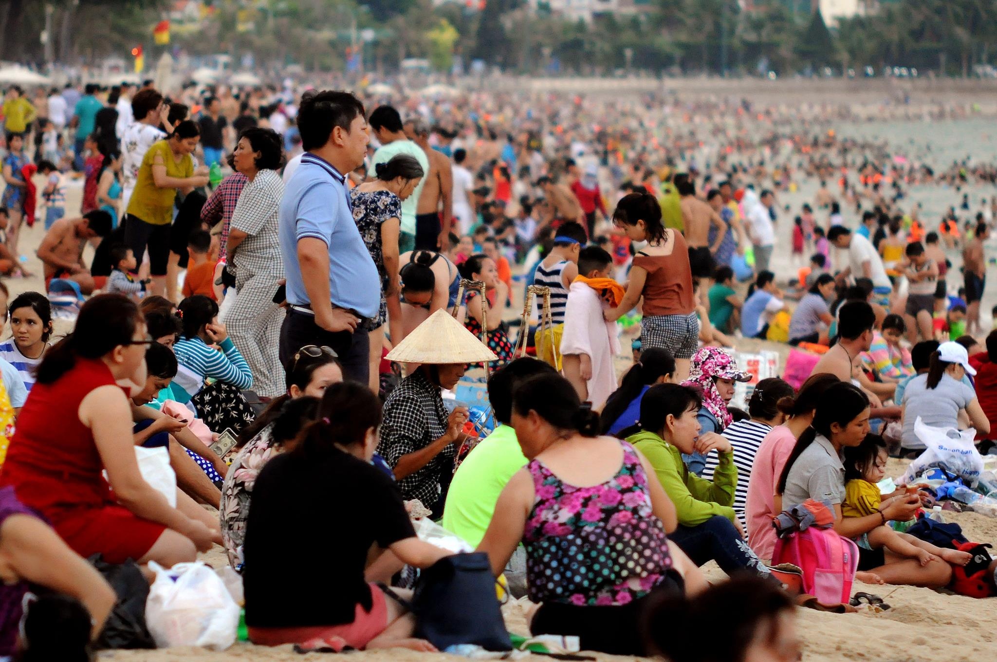 Dong nguoi day dac trai dai 4 km tren bai bien Nha Trang hinh anh