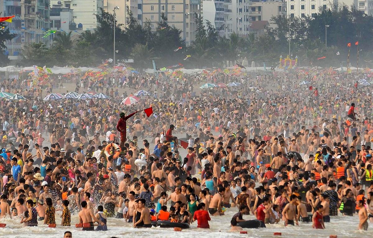 Dong nguoi kin dac tu tren nui xuong bai bien dip le 30/4 hinh anh