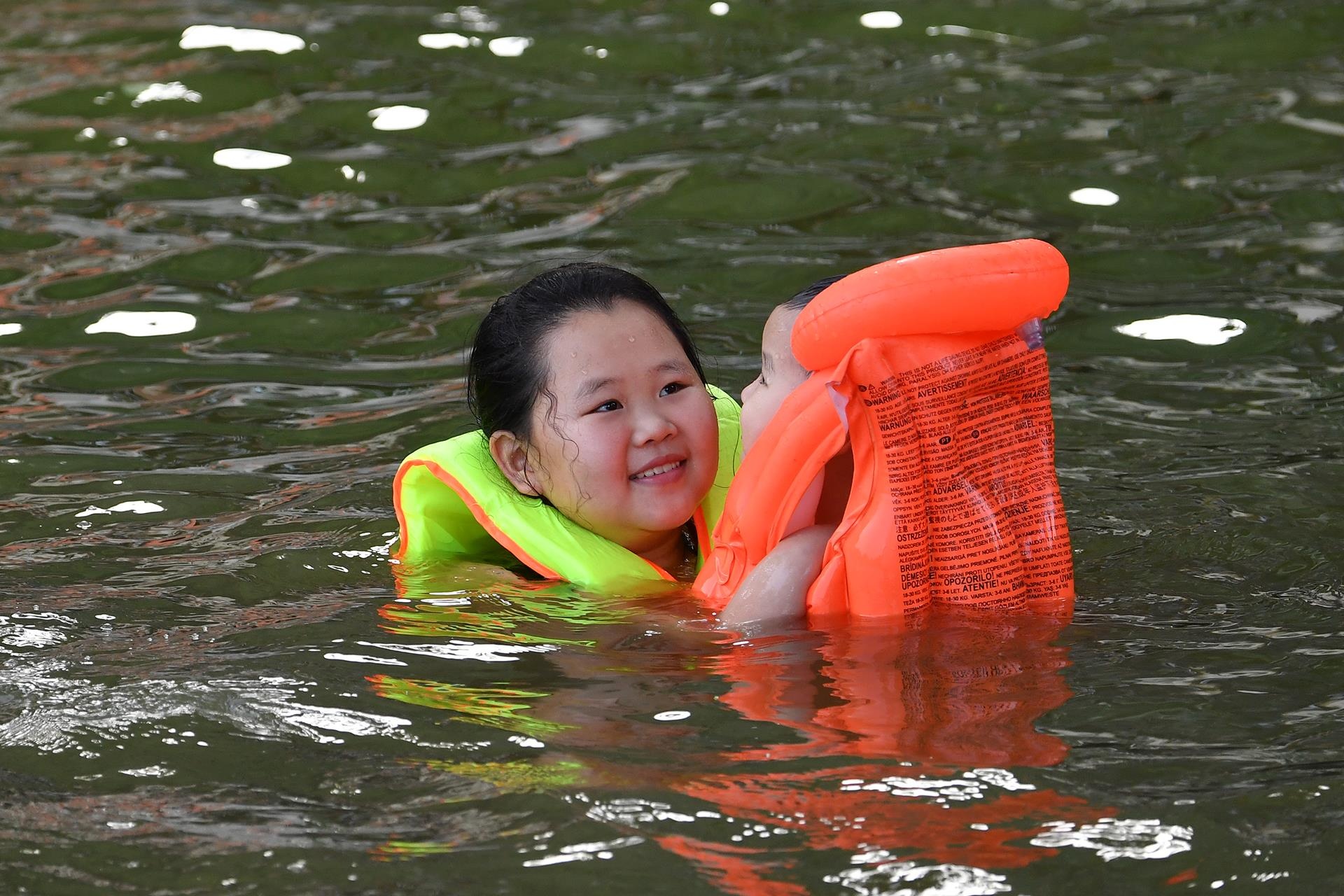 nang nong tre em vung vay o ao lang anh 6