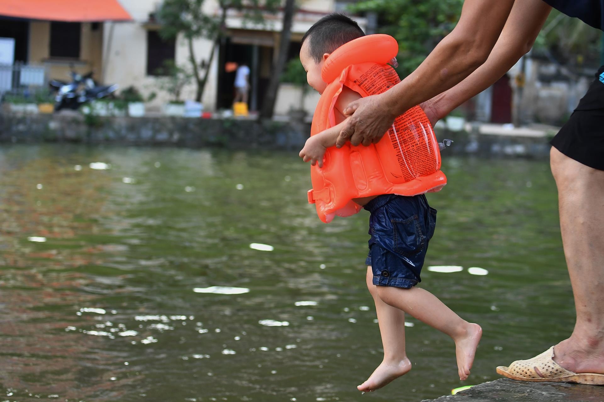 nang nong tre em vung vay o ao lang anh 5
