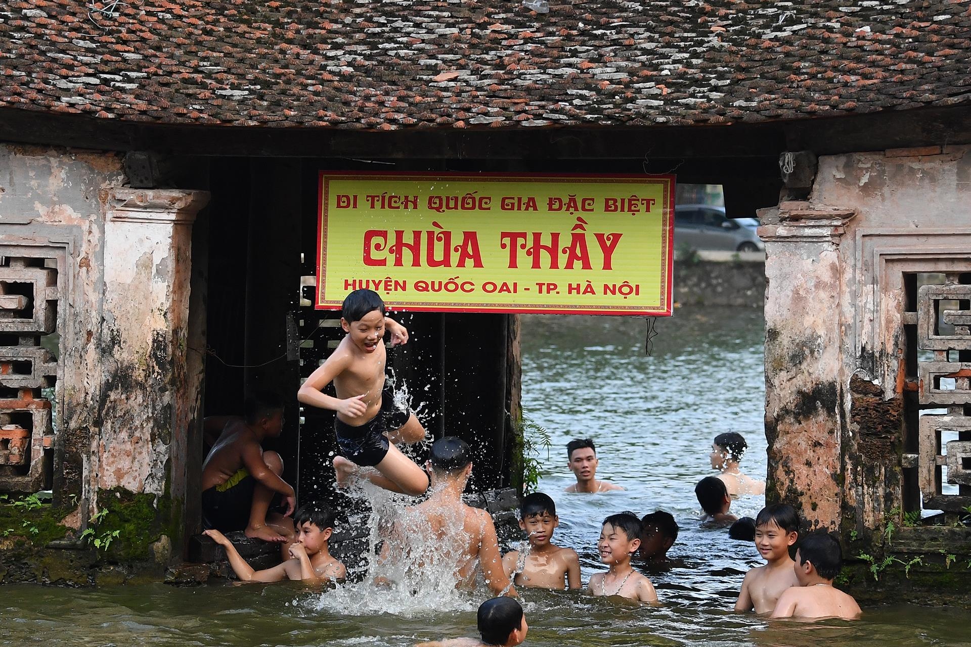 nang nong tre em vung vay o ao lang anh 1