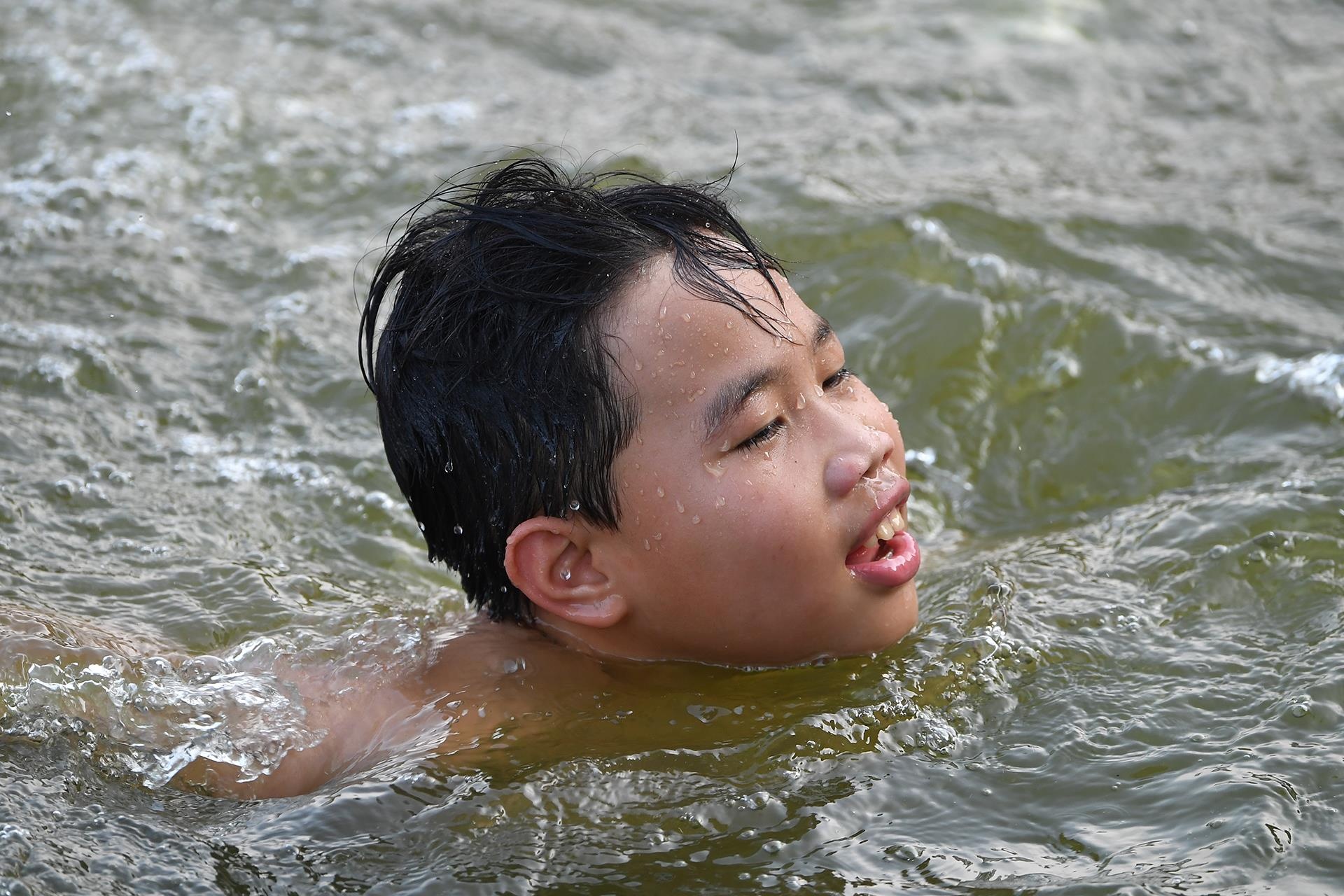 nang nong tre em vung vay o ao lang anh 11