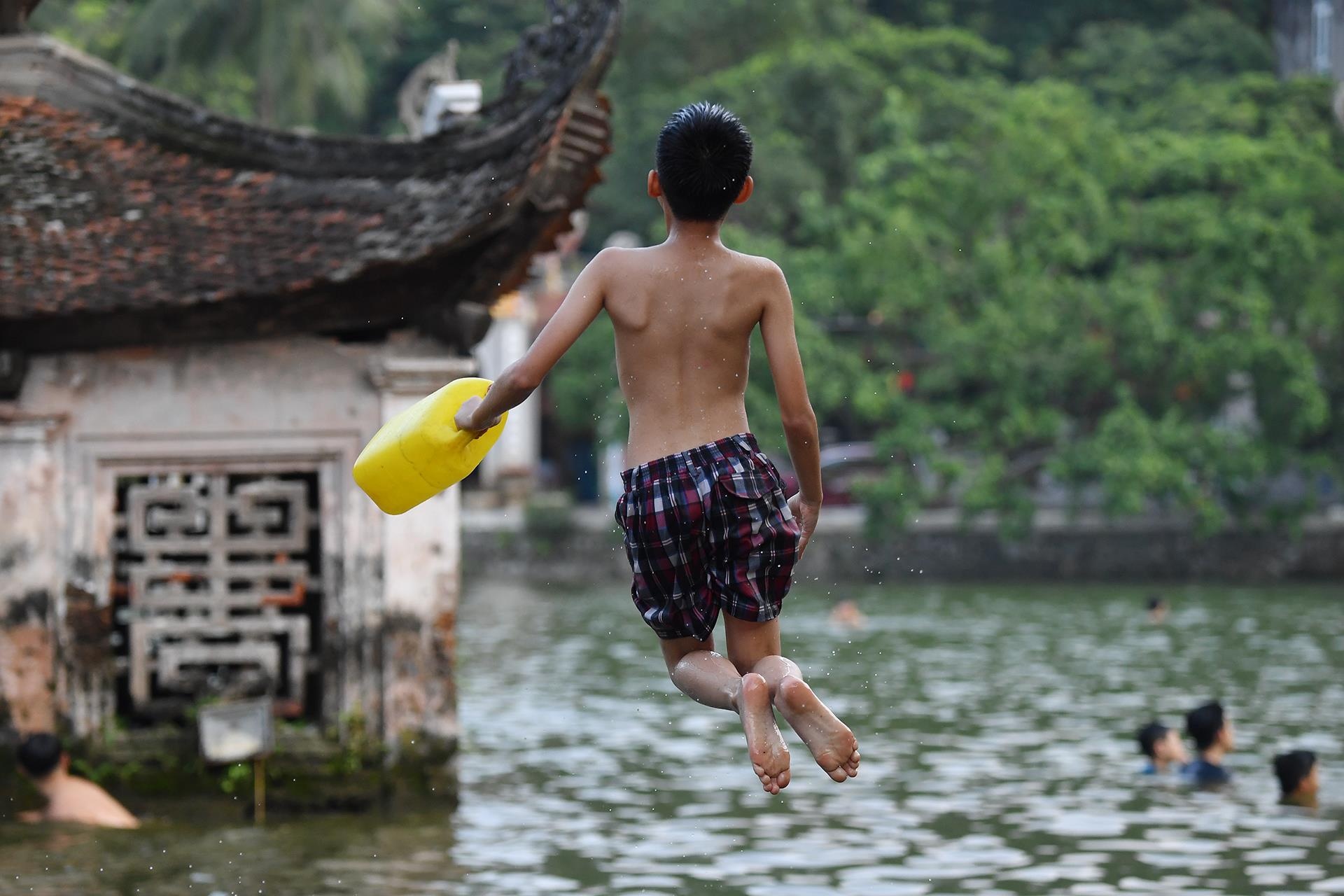 nang nong tre em vung vay o ao lang anh 9