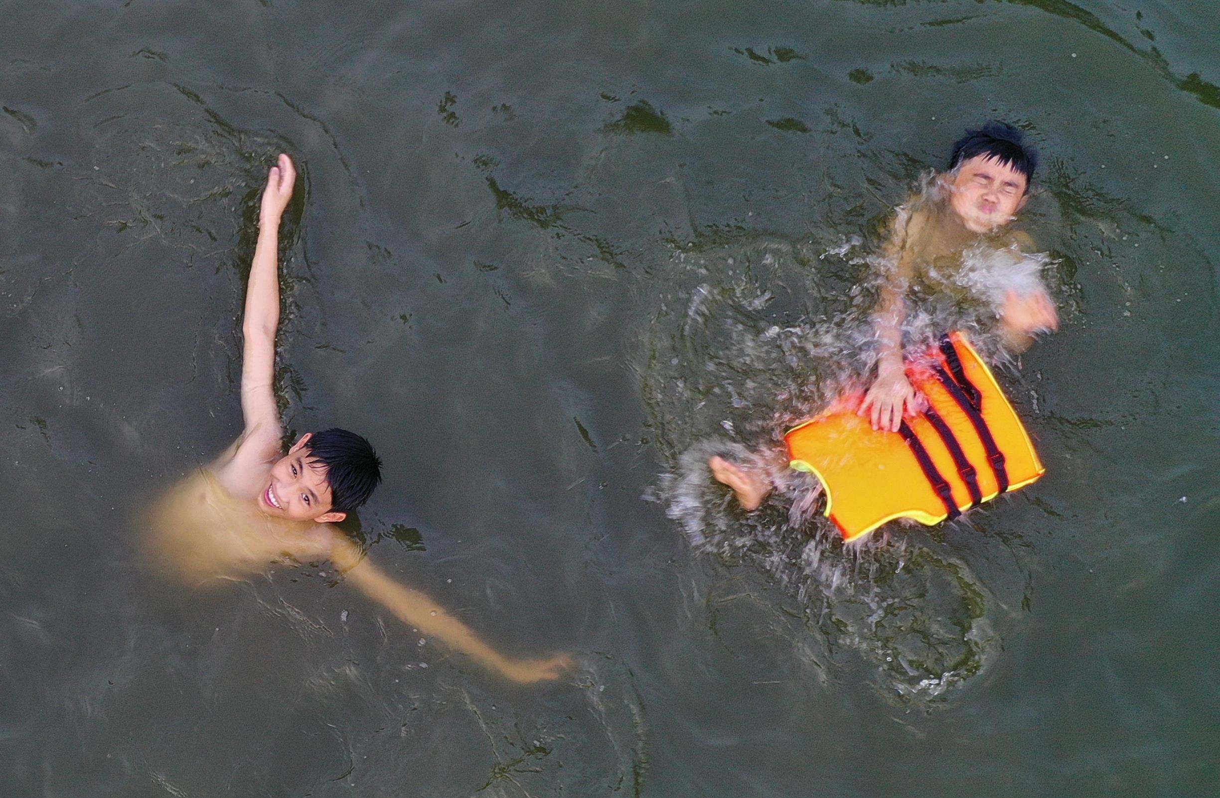 Tre em nhay ho giai nhiet o di tich quoc gia dac biet hinh anh