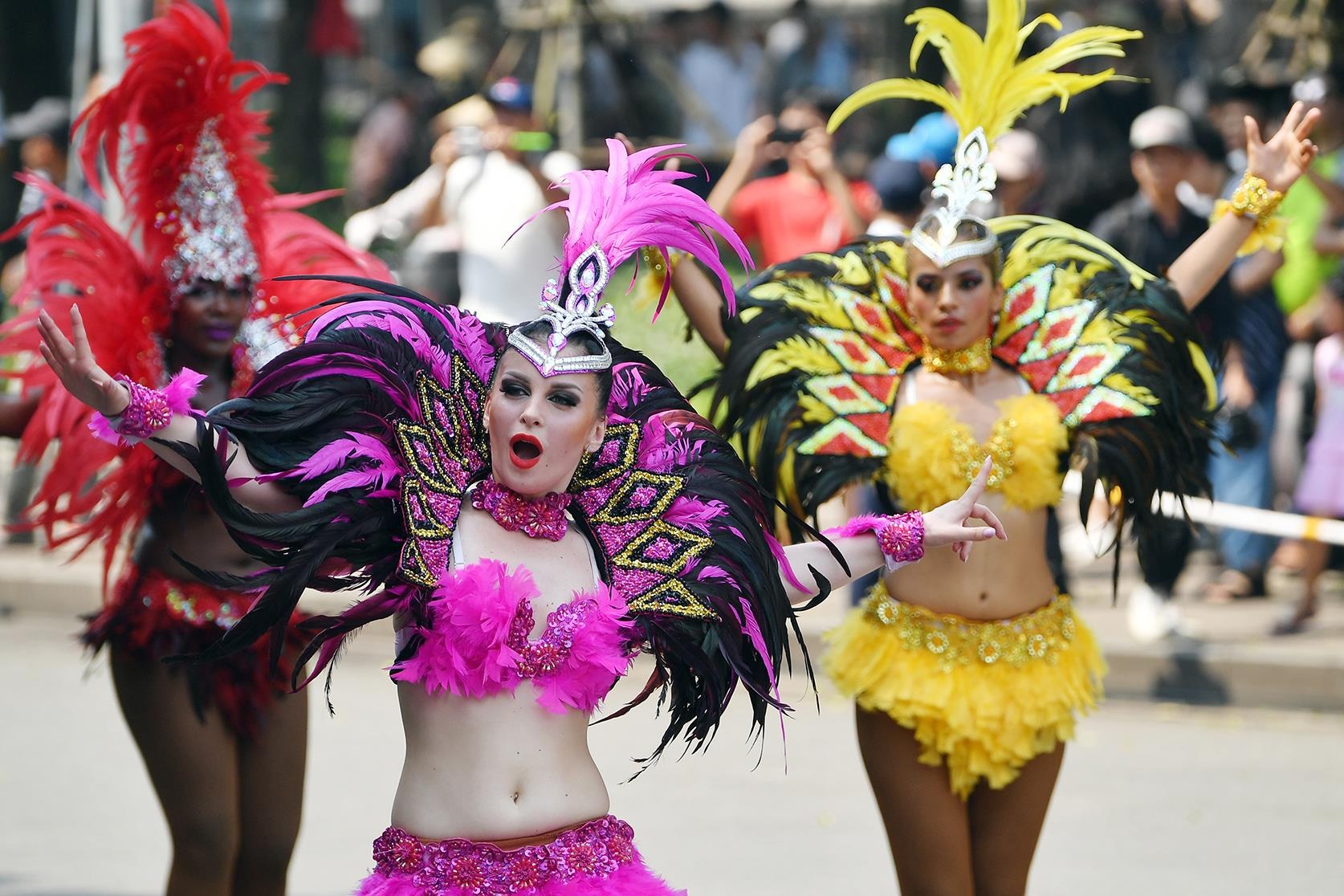 Vu cong vua dien vua gat mo hoi duoi nang nong Ha Noi hinh anh