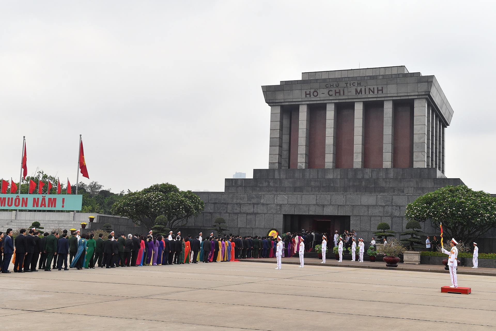 dai bieu Quoc hoi vieng lang Chu tich Ho Chi Minh anh 8