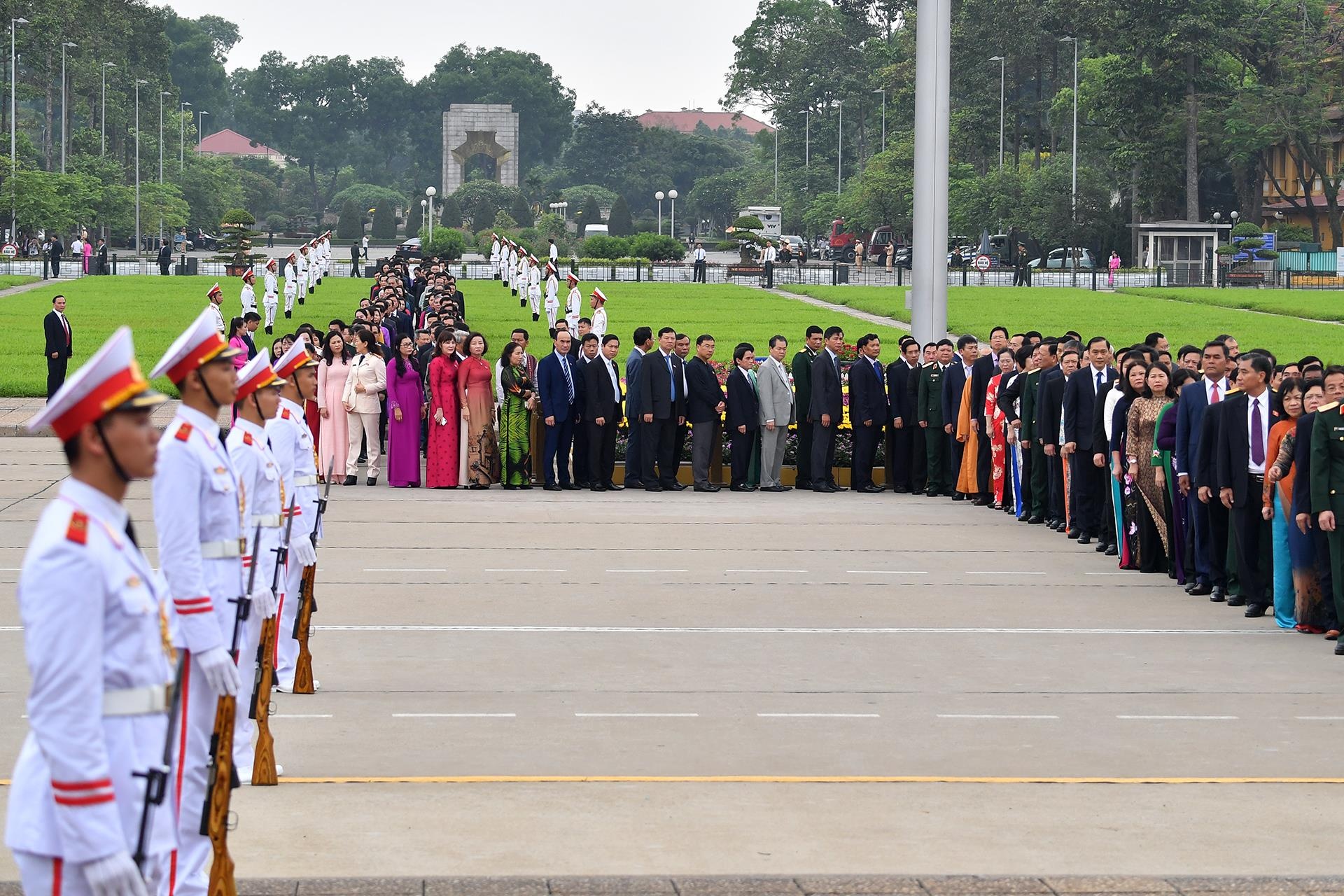 dai bieu Quoc hoi vieng lang Chu tich Ho Chi Minh anh 7