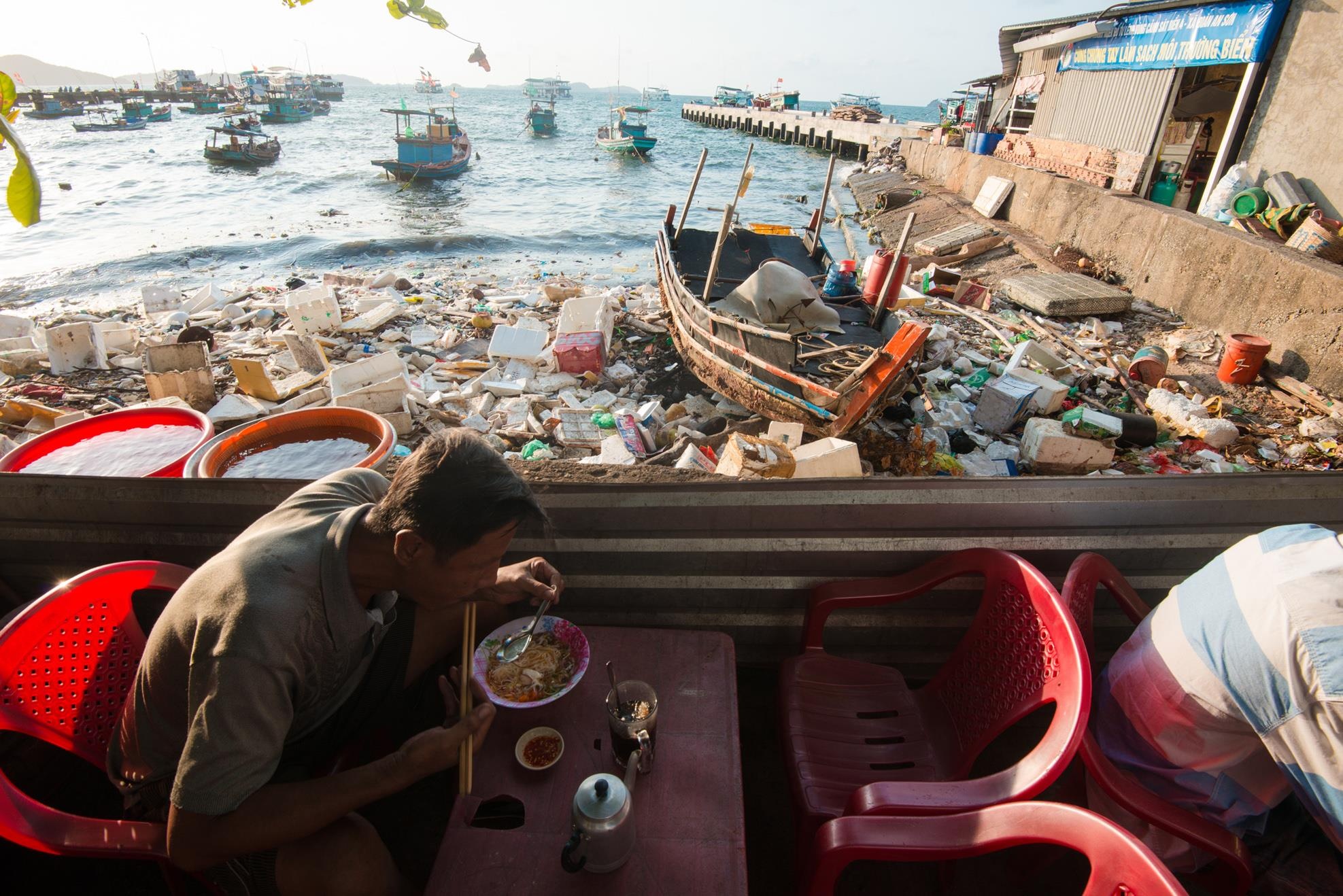 rac thai khap ca nuoc anh 4