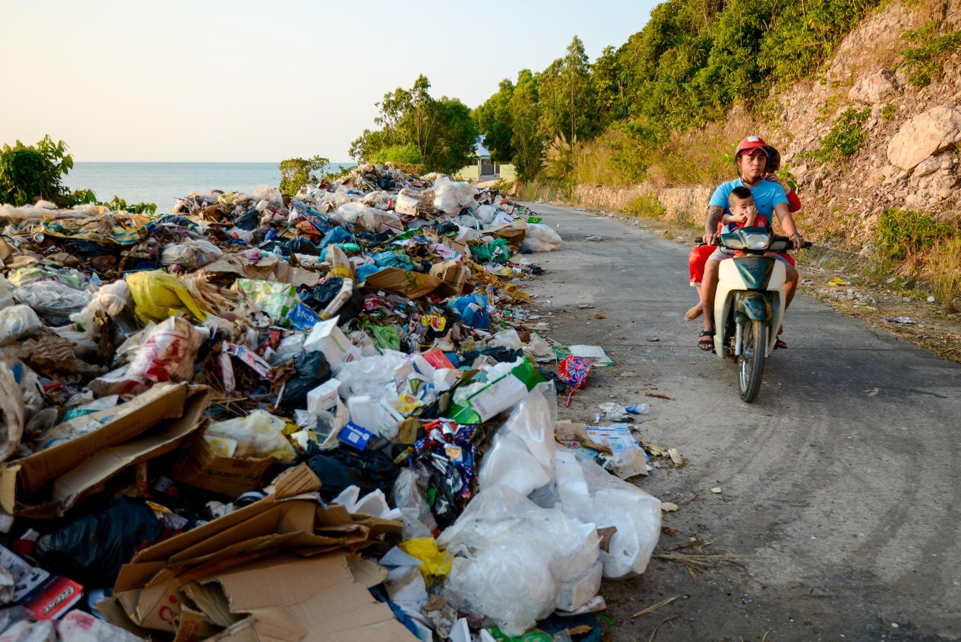 rac thai khap ca nuoc anh 3