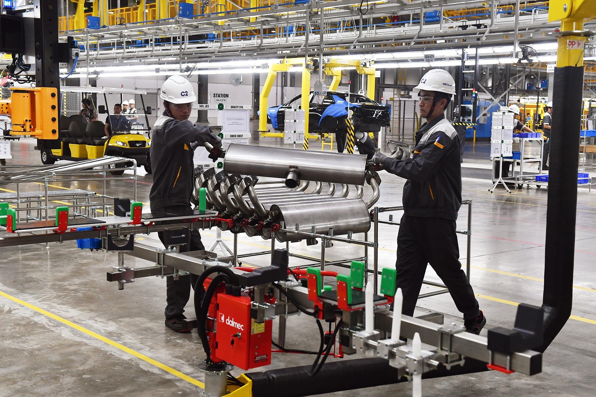 doanh nghiep san xuat tuyen dung anh 1