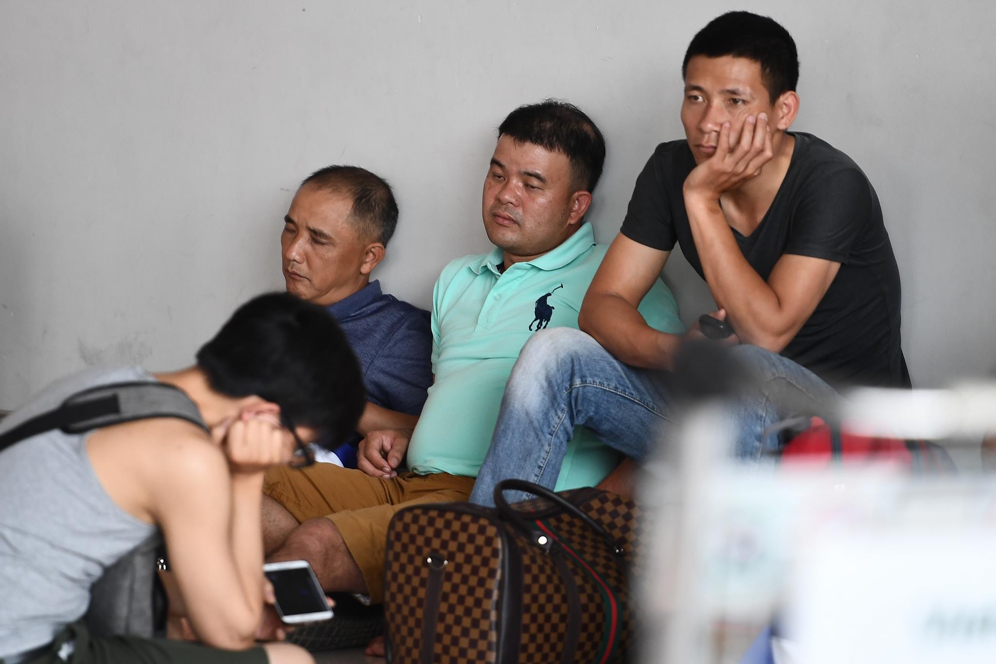 Khach Vietjet Air met moi cho doi tai san bay Noi Bai vi bi huy chuyen hinh anh