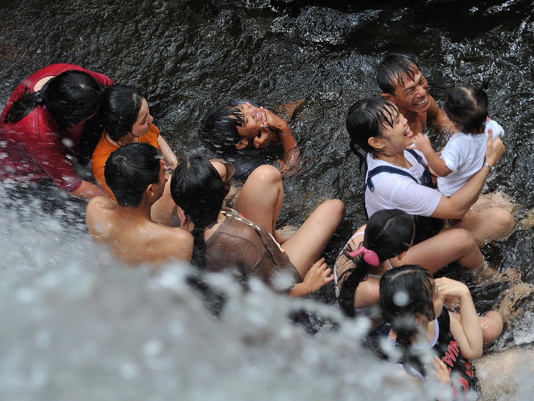 No dua ben con suoi dong nghet khach o Phu Quoc hinh anh