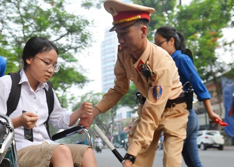 Canh sat giao thong giup thi sinh ngoi xe lan vao phong thi hinh anh