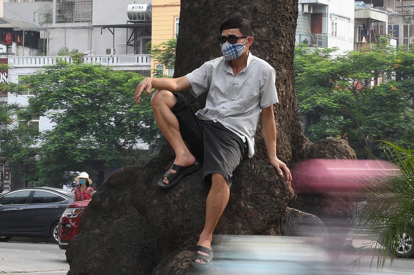 Cha ngoi tren cay, me lam 'Ninja' ngong con ngoai cong truong thi hinh anh