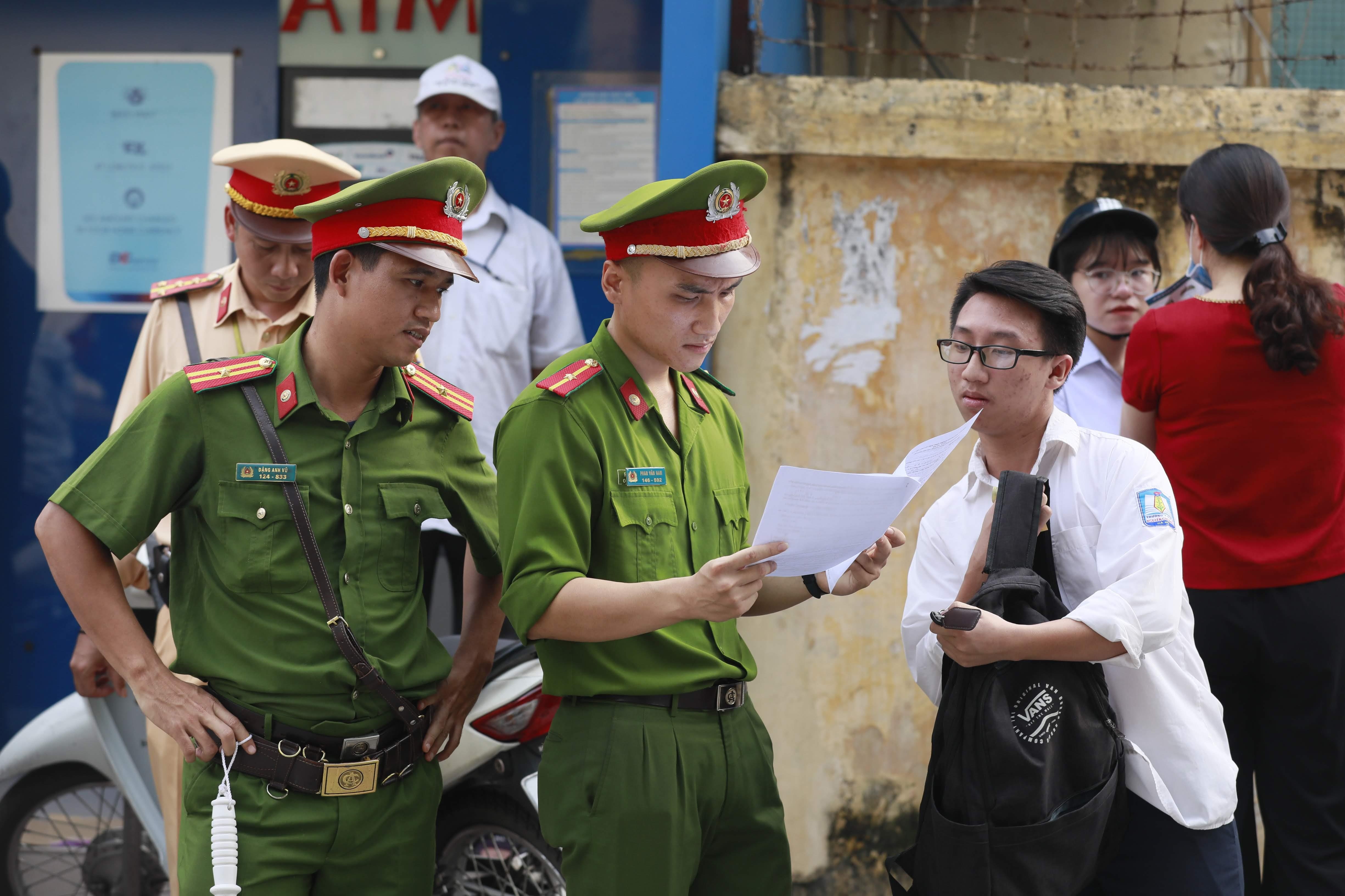 si tu va phu huynh ngay thi dai hoc anh 11