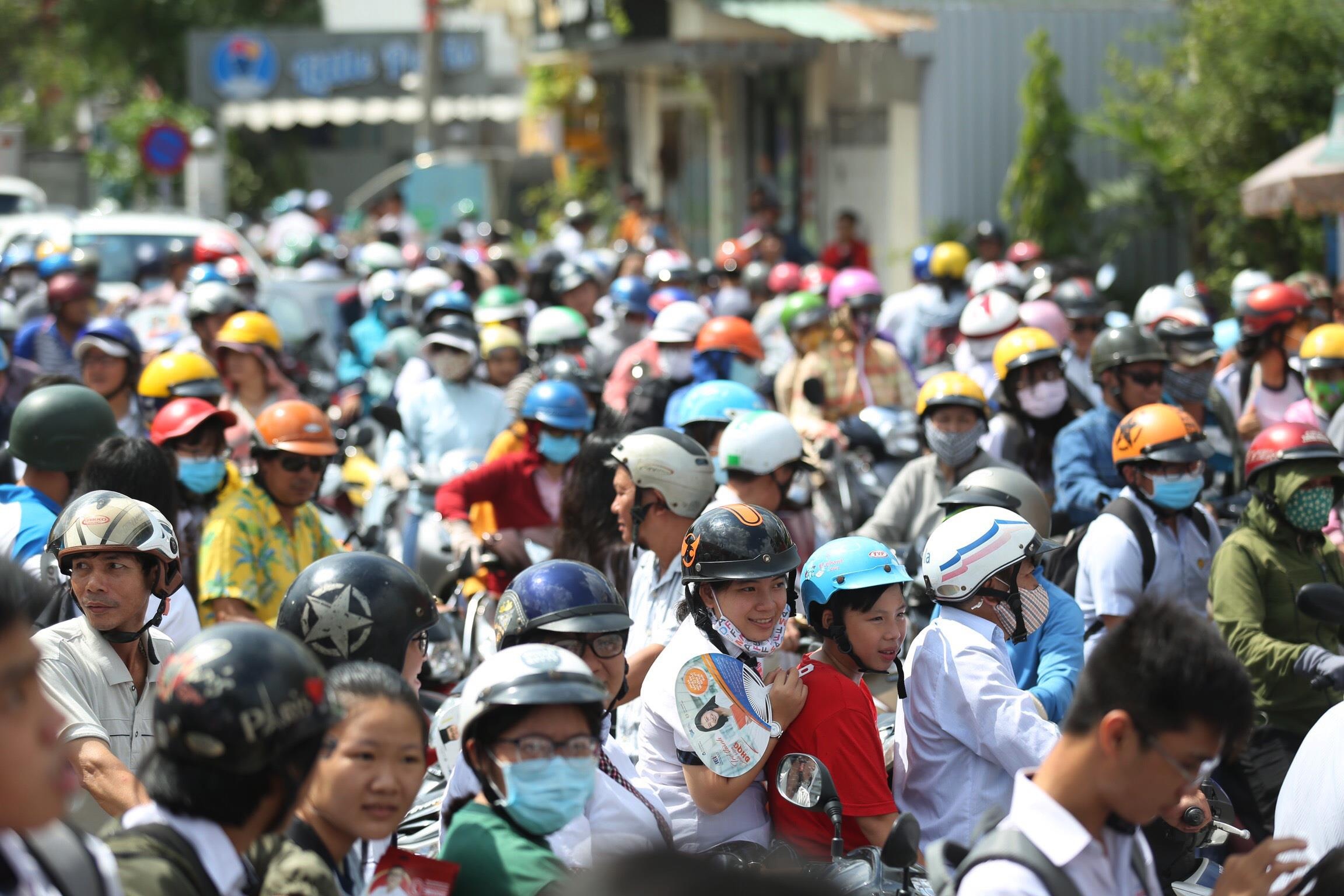 canh xuc dong cua si tu thi THPT quoc gia 2019 anh 47