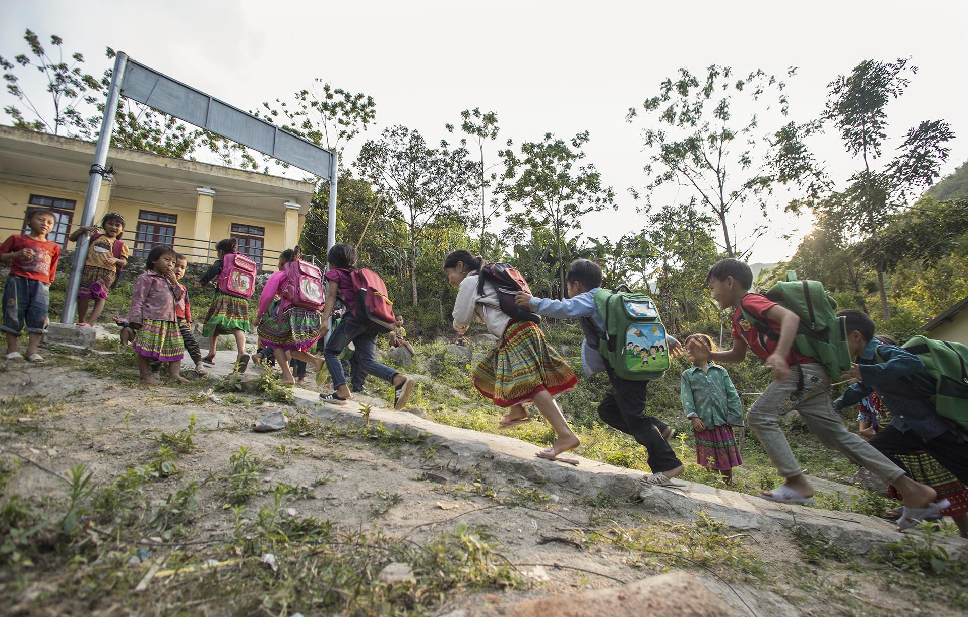 tre hoc chu o vung cao anh 28