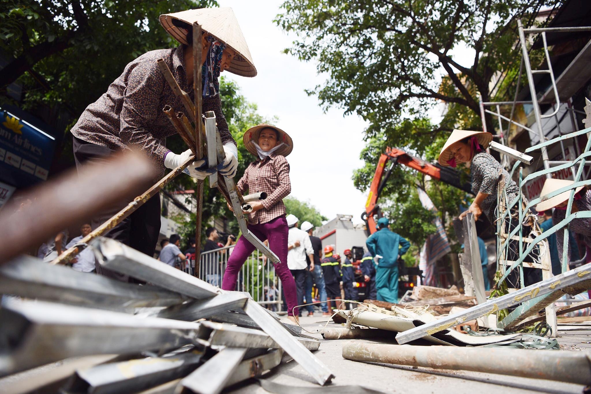 hiện trường vụ sập nhà ở Hàng Bông ảnh 7 hien truong vu sap nha o Hang Bong anh 7