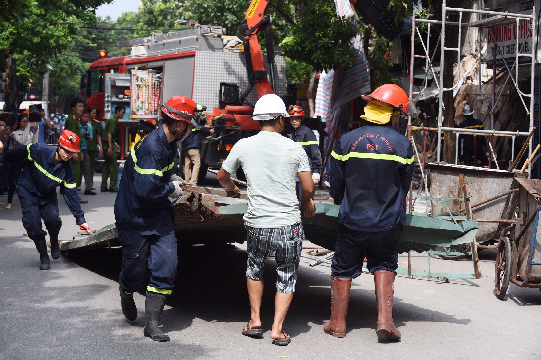 hiện trường vụ sập nhà ở Hàng Bông ảnh 6 hien truong vu sap nha o Hang Bong anh 6