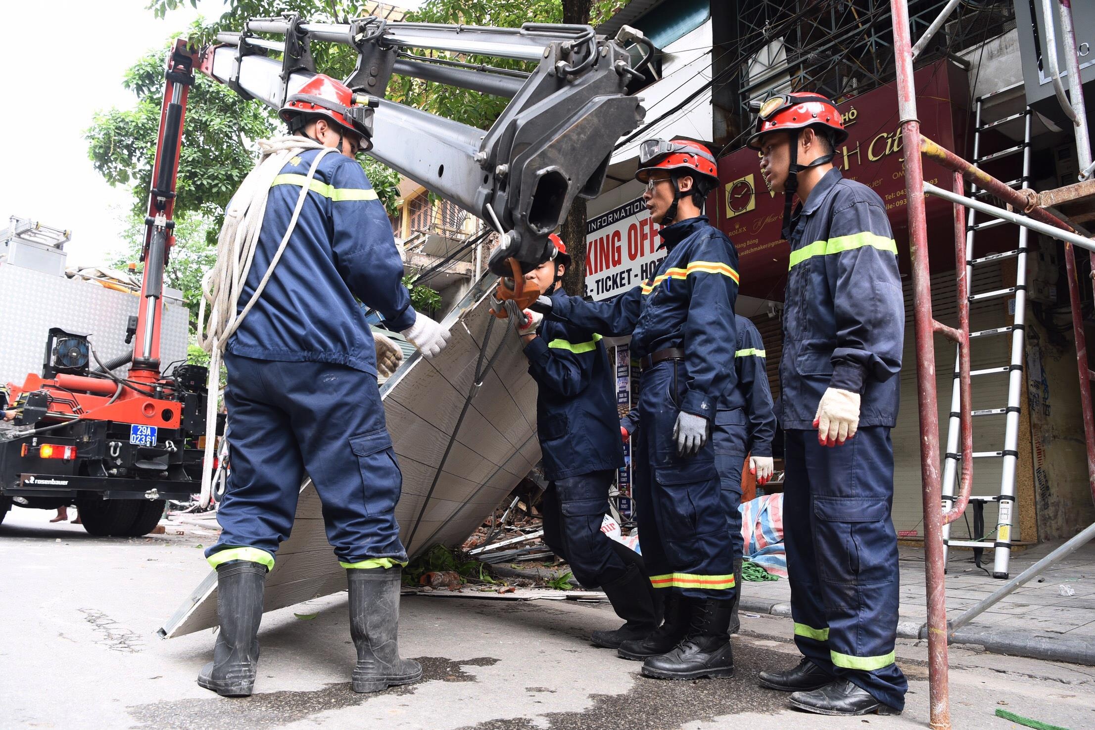 hiện trường vụ sập nhà ở Hàng Bông ảnh 5 hien truong vu sap nha o Hang Bong anh 5