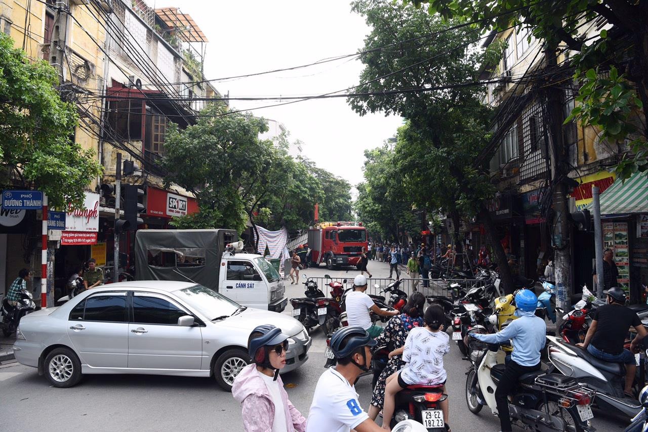 hiện trường vụ sập nhà ở Hàng Bông ảnh 1 hien truong vu sap nha o Hang Bong anh 1