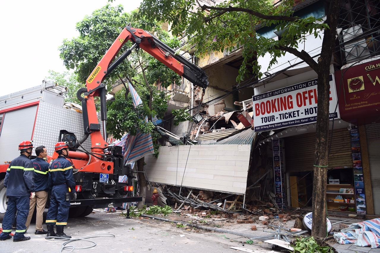 hiện trường vụ sập nhà ở Hàng Bông ảnh 2 hien truong vu sap nha o Hang Bong anh 2