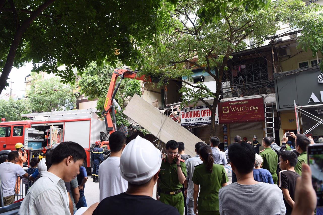 hiện trường vụ sập nhà ở Hàng Bông ảnh 3 hien truong vu sap nha o Hang Bong anh 3
