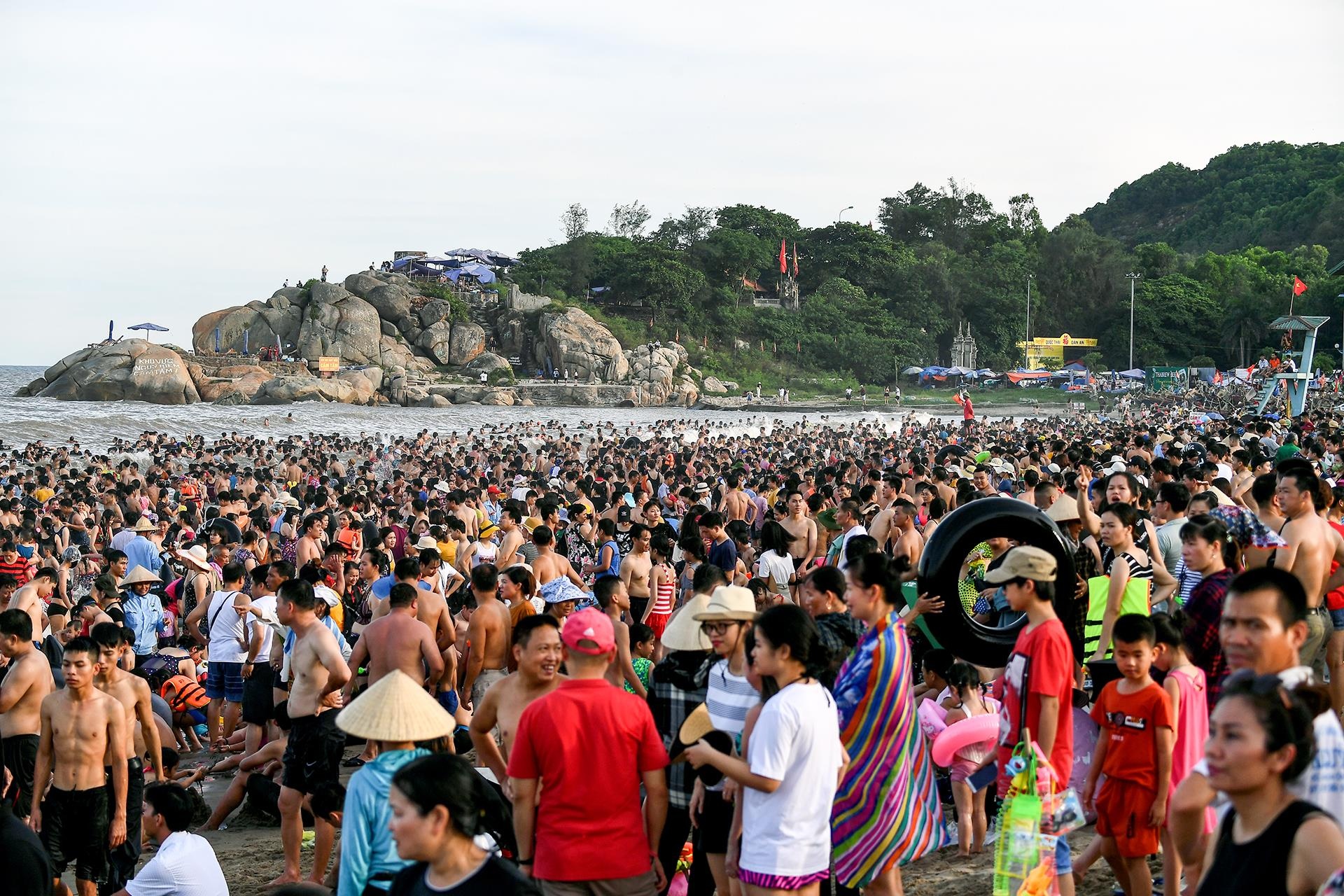 bien Sam Son dong nghet nguoi anh 2