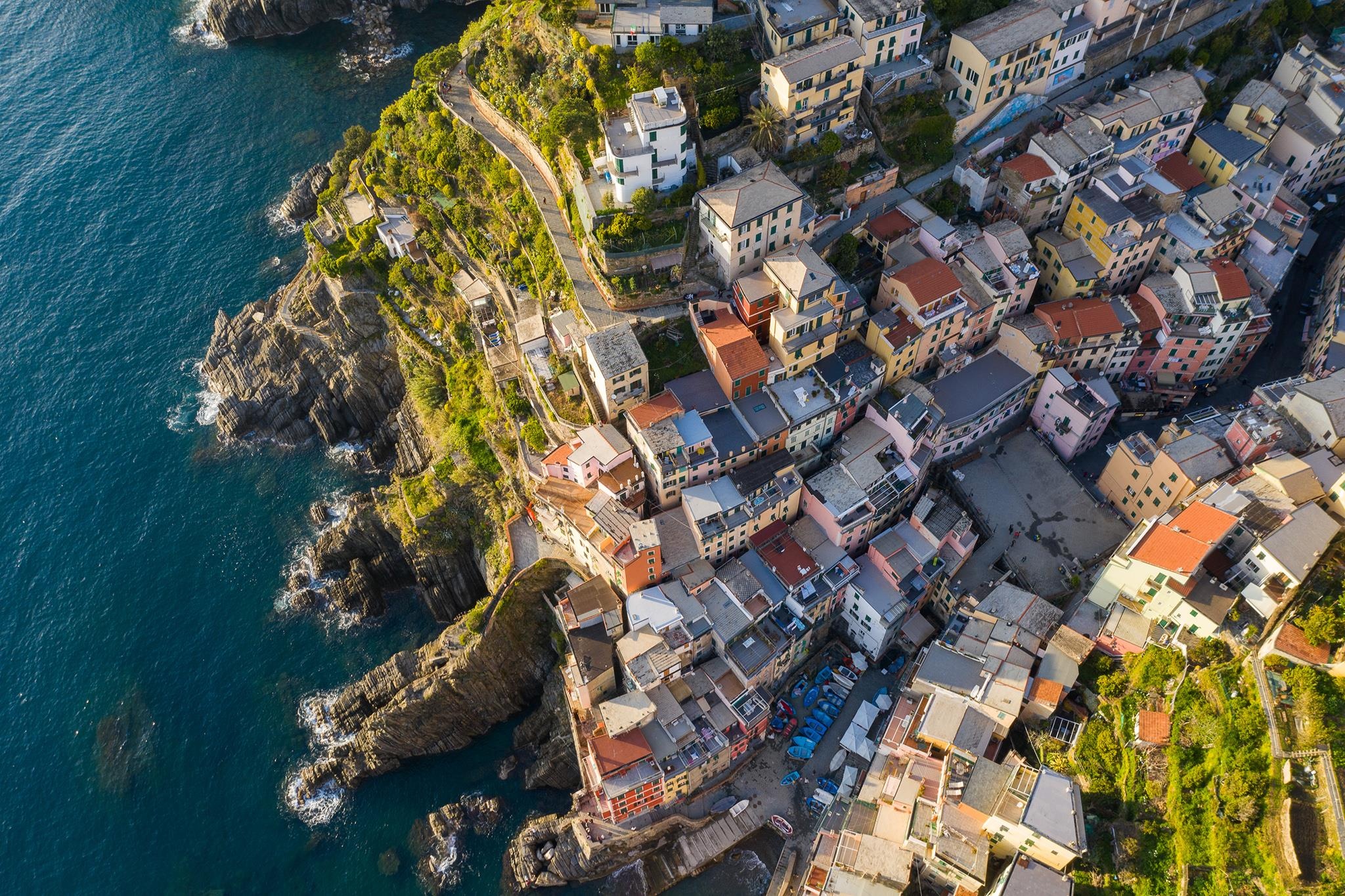 Quan the lang ven bien tuyet dieu o Italy hinh anh