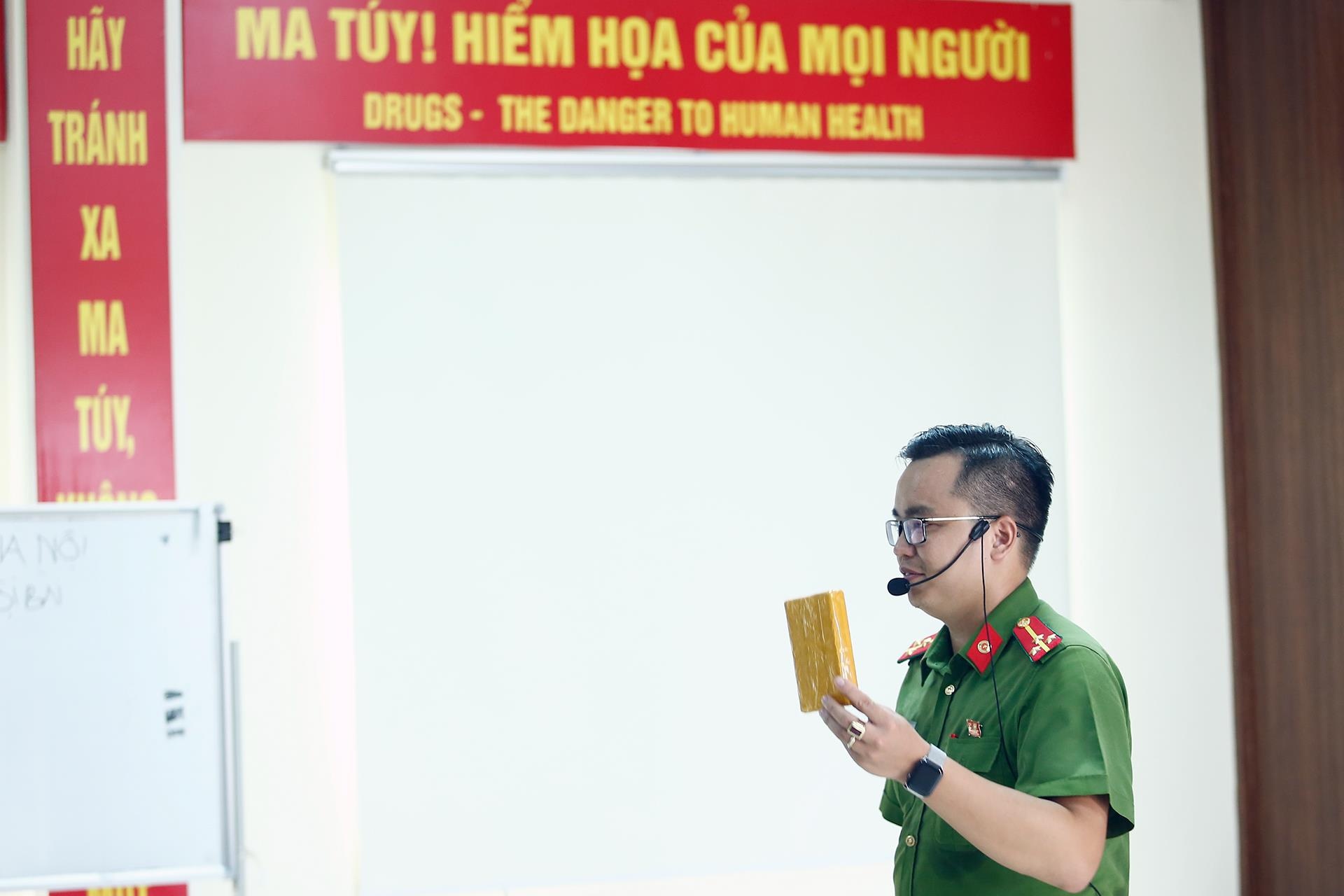 hoc sinh nhi tap lam canh sat anh 3