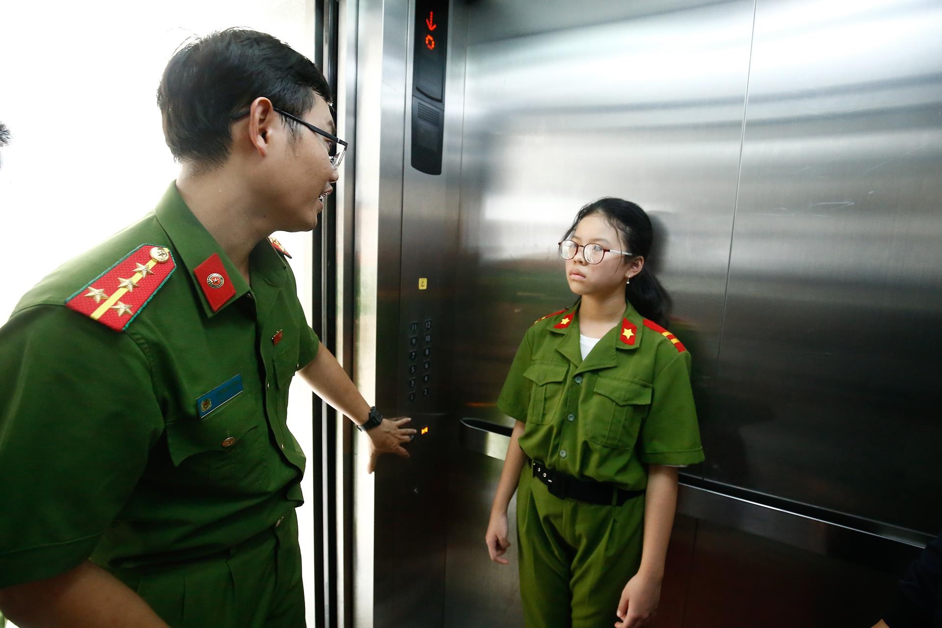 hoc sinh nhi tap lam canh sat anh 9