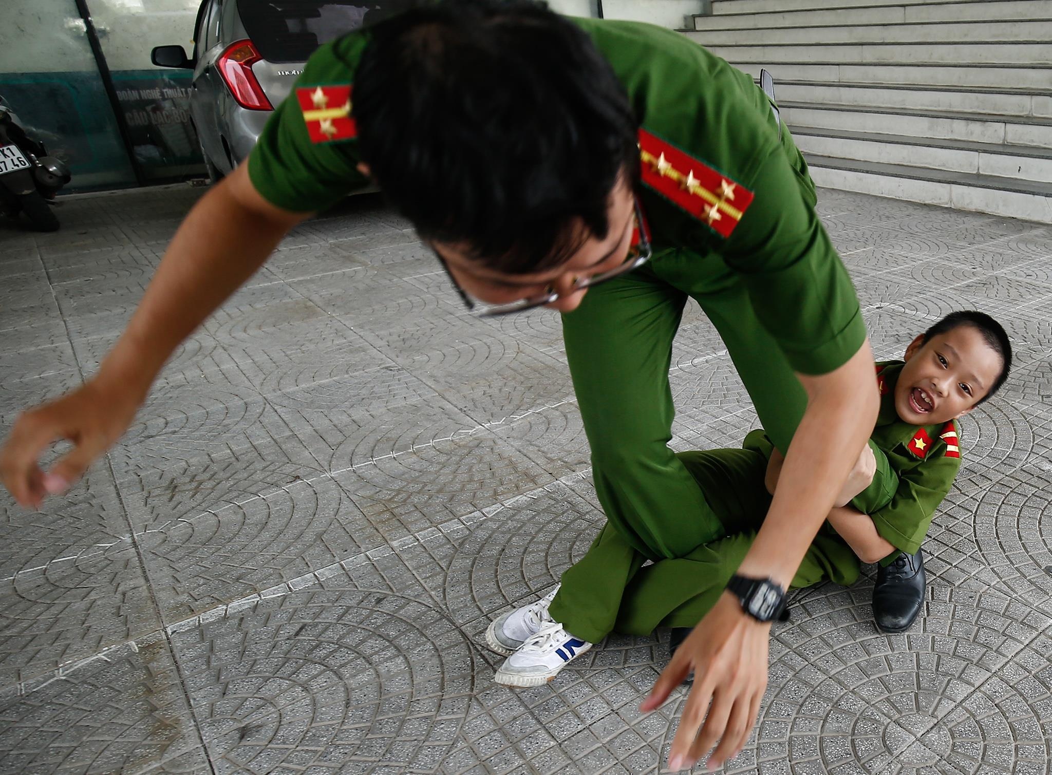 'Sieu canh sat nhi' can tay, len goi, tim cach thoat khoi ke bat coc hinh anh