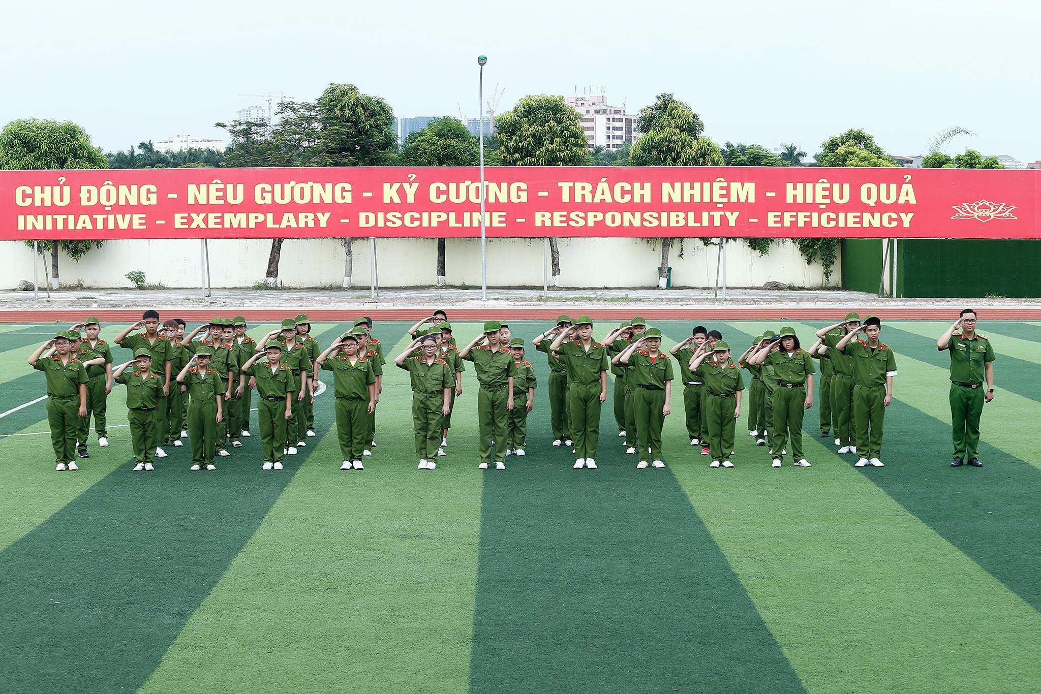 hoc sinh nhi tap lam canh sat anh 1