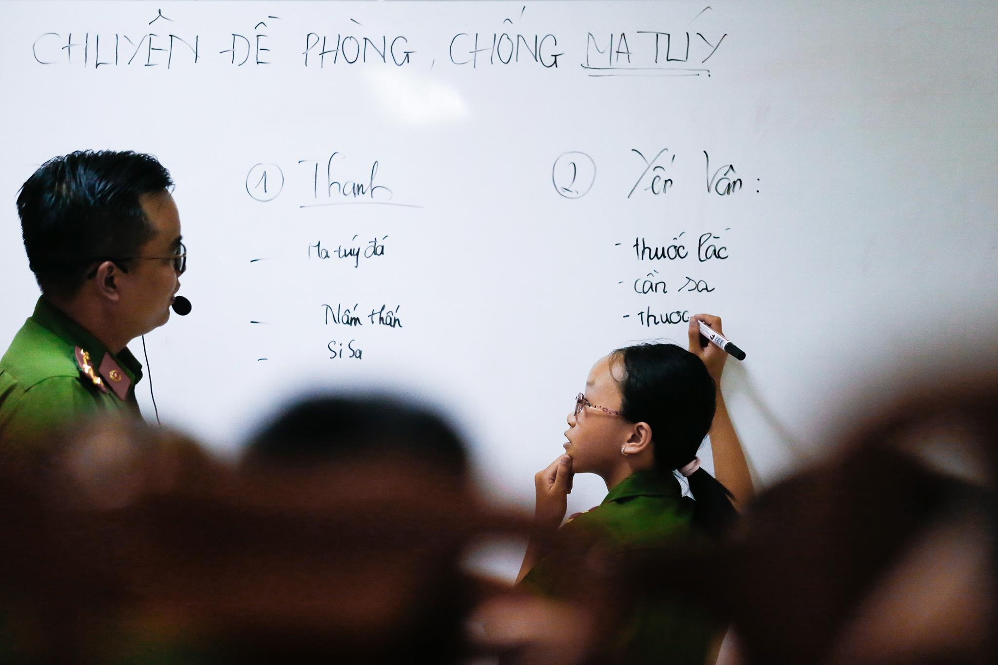 hoc sinh nhi tap lam canh sat anh 2