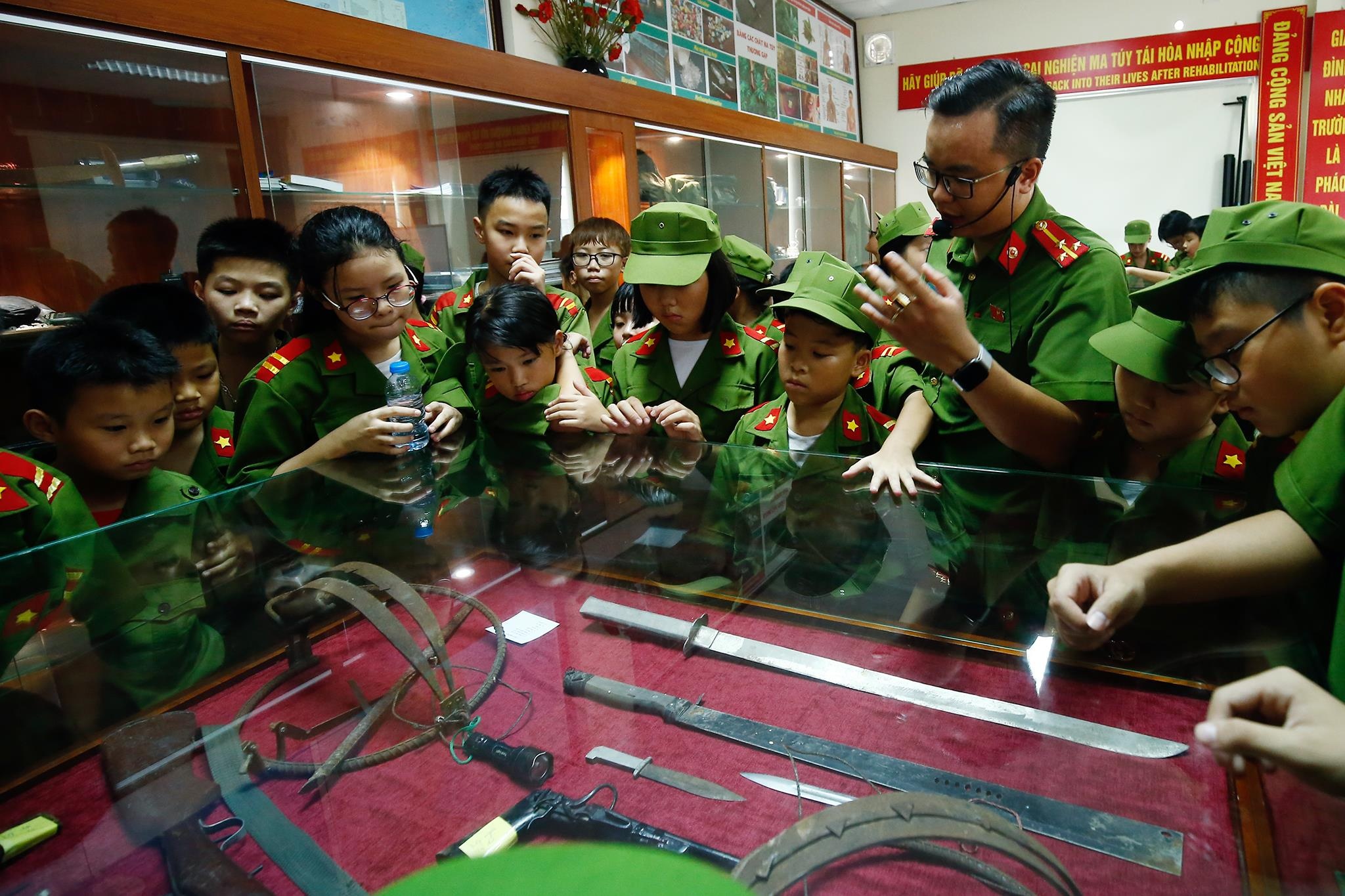 hoc sinh nhi tap lam canh sat anh 5