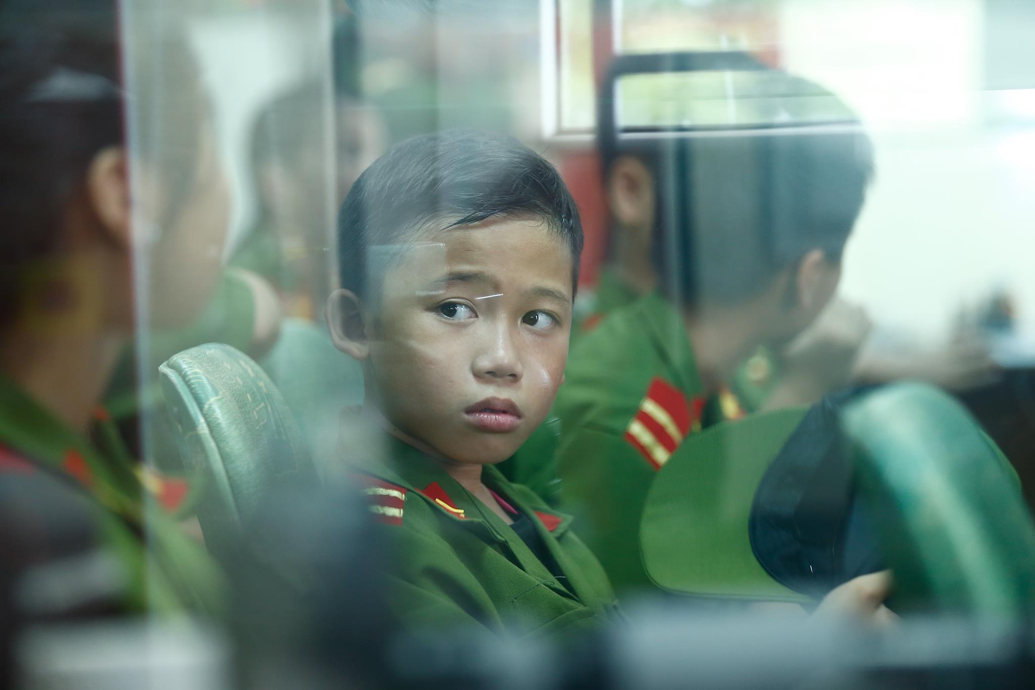 hoc sinh nhi tap lam canh sat anh 6