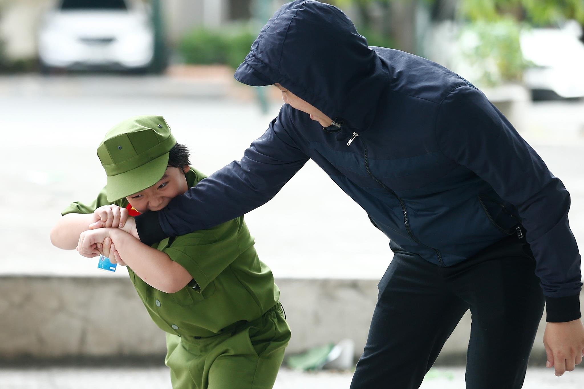 hoc sinh nhi tap lam canh sat anh 7