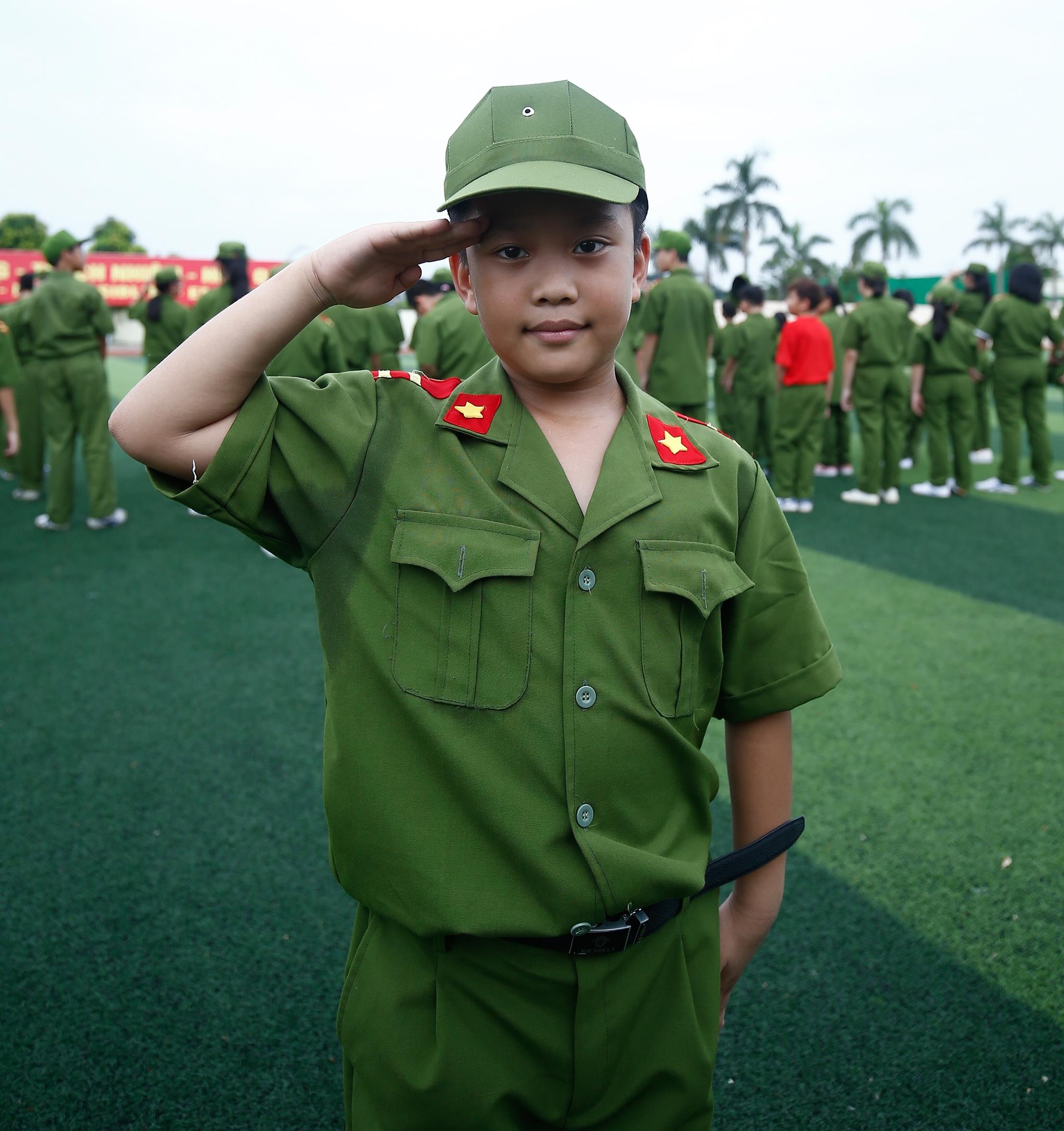 hoc sinh nhi tap lam canh sat anh 11