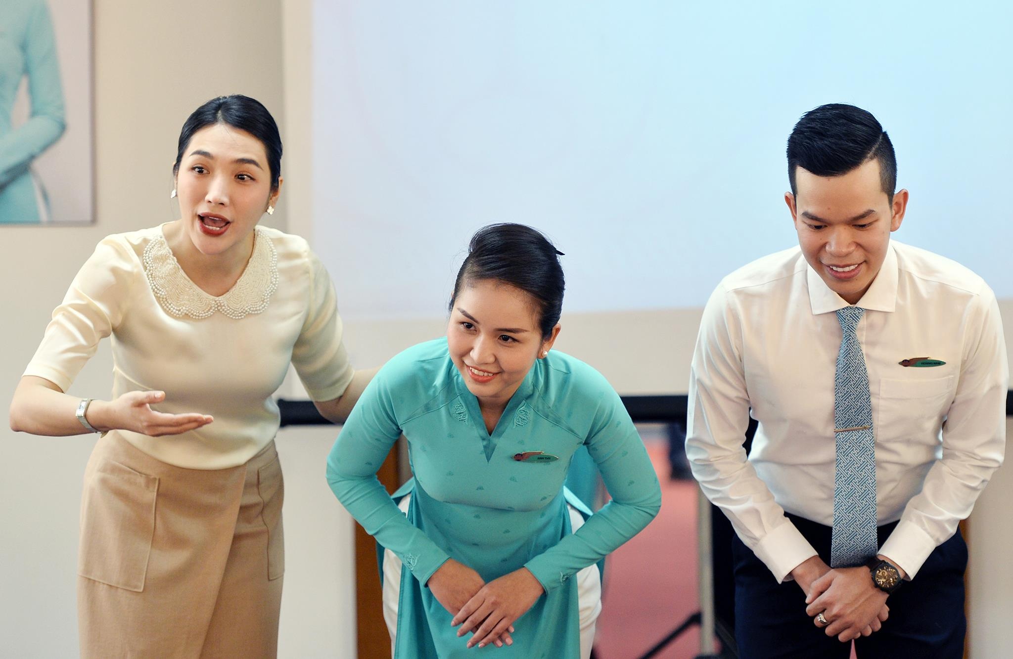 phii cong,  tiep vien hang khong tap luyen tinh huong khan cap anh 10