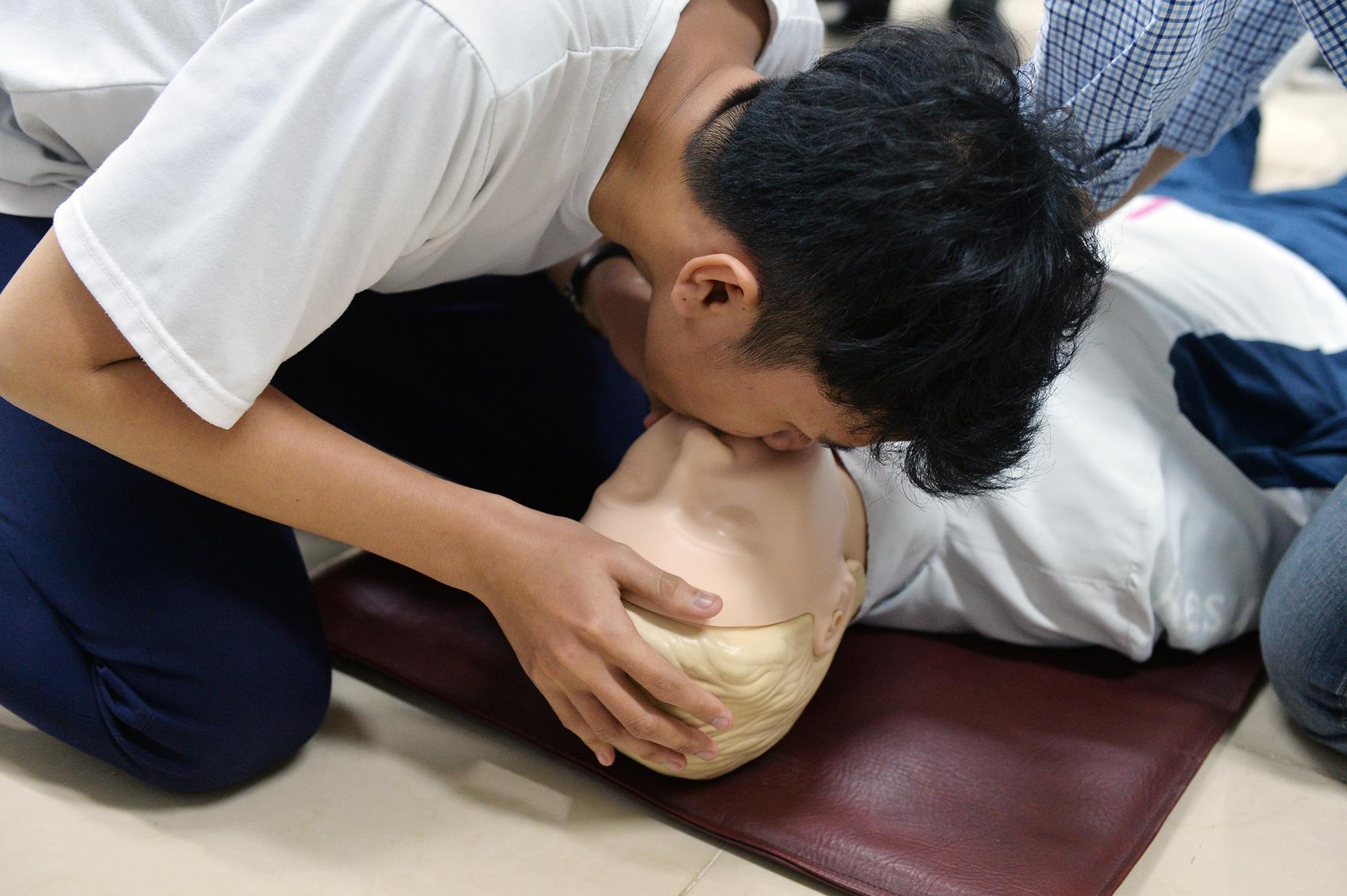 phii cong,  tiep vien hang khong tap luyen tinh huong khan cap anh 11