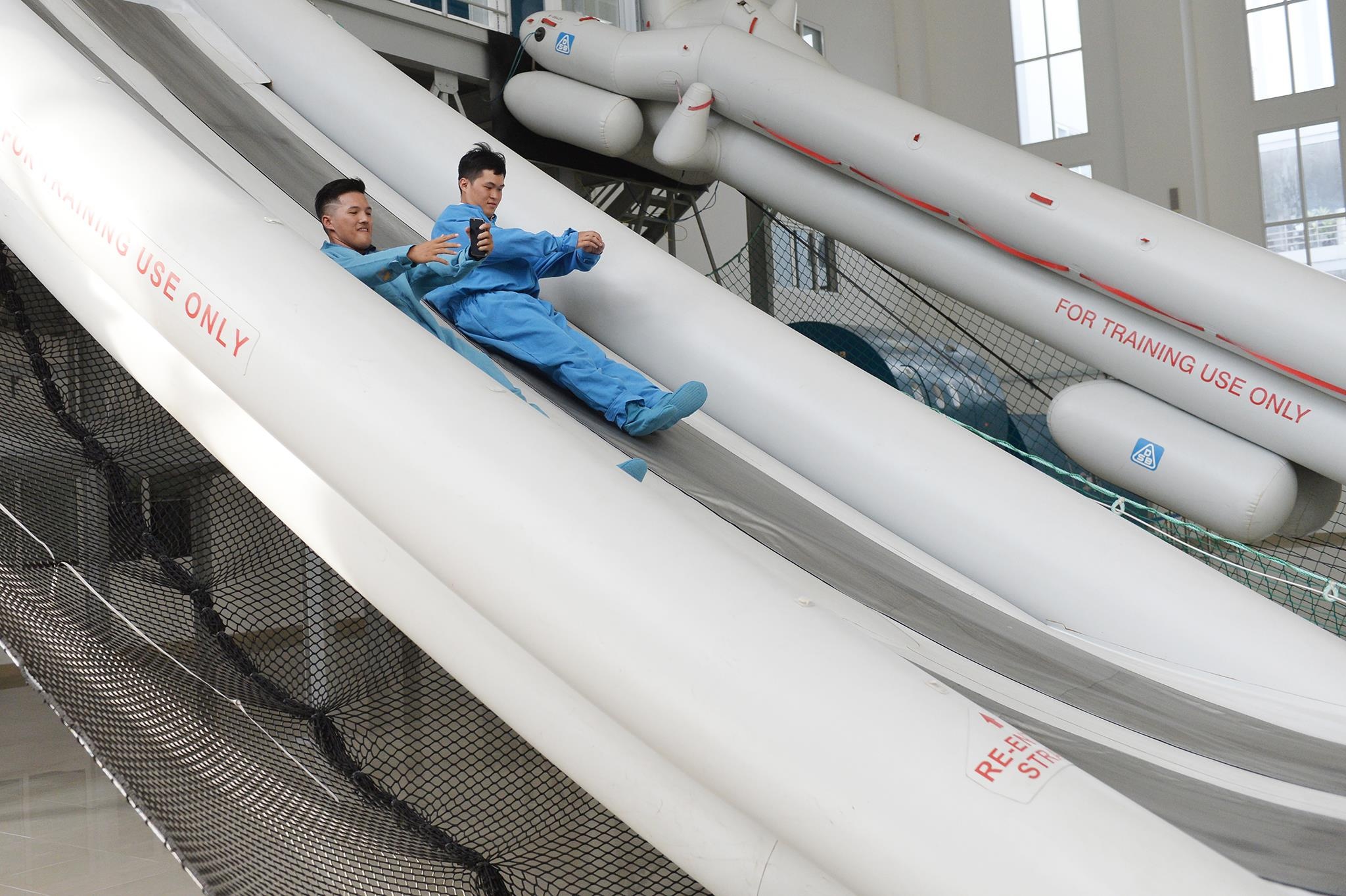 phii cong,  tiep vien hang khong tap luyen tinh huong khan cap anh 12