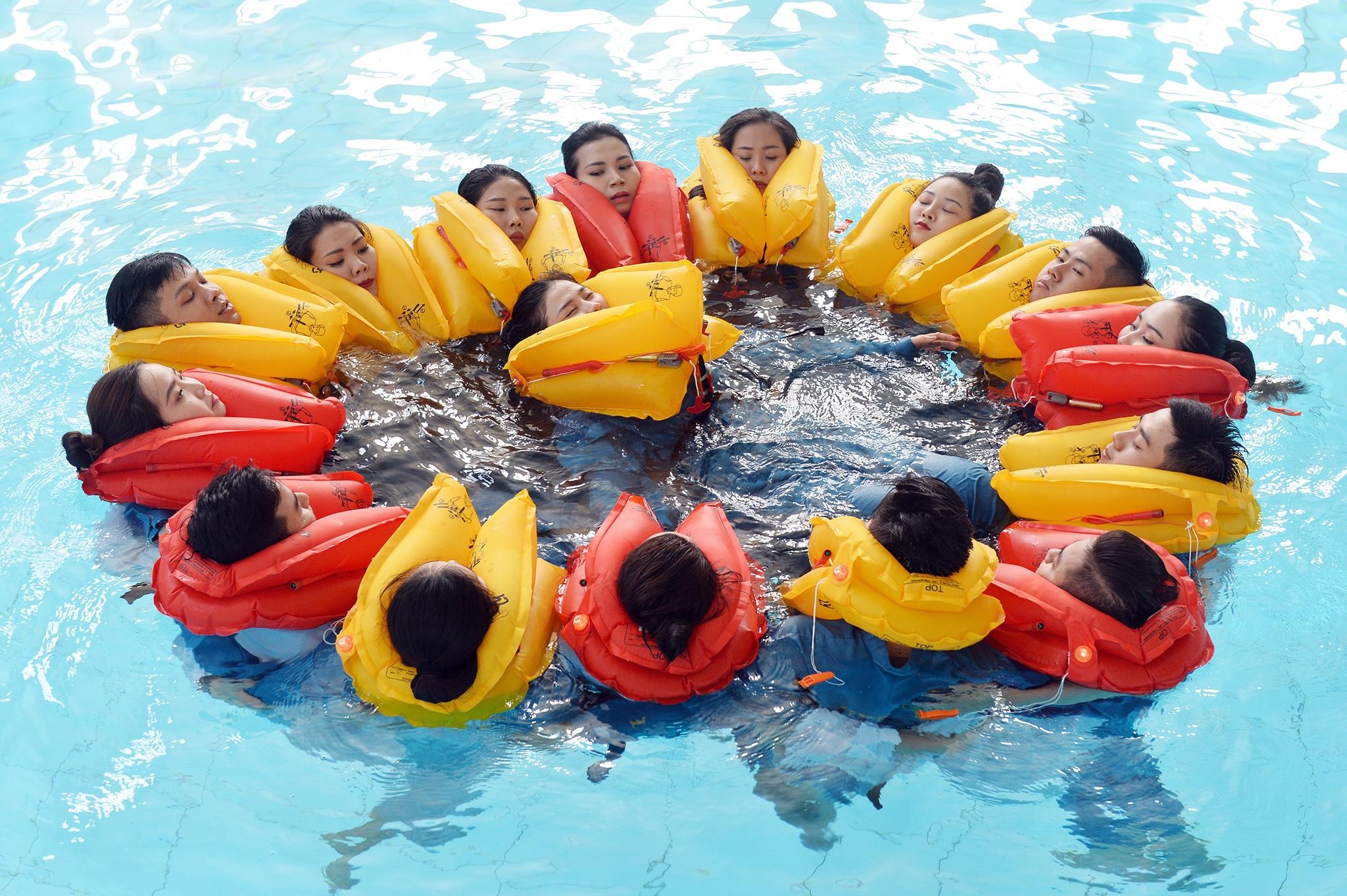 phii cong,  tiep vien hang khong tap luyen tinh huong khan cap anh 1