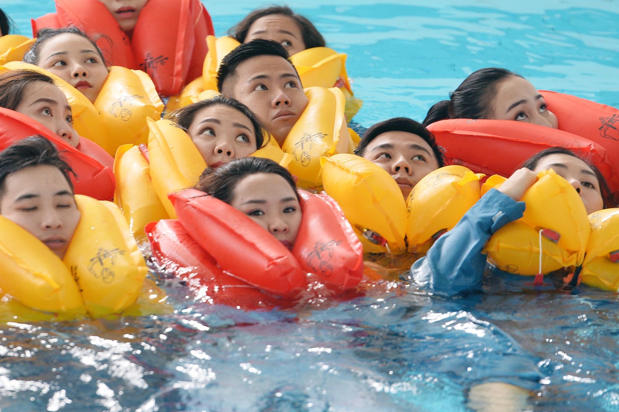 phii cong,  tiep vien hang khong tap luyen tinh huong khan cap anh 3