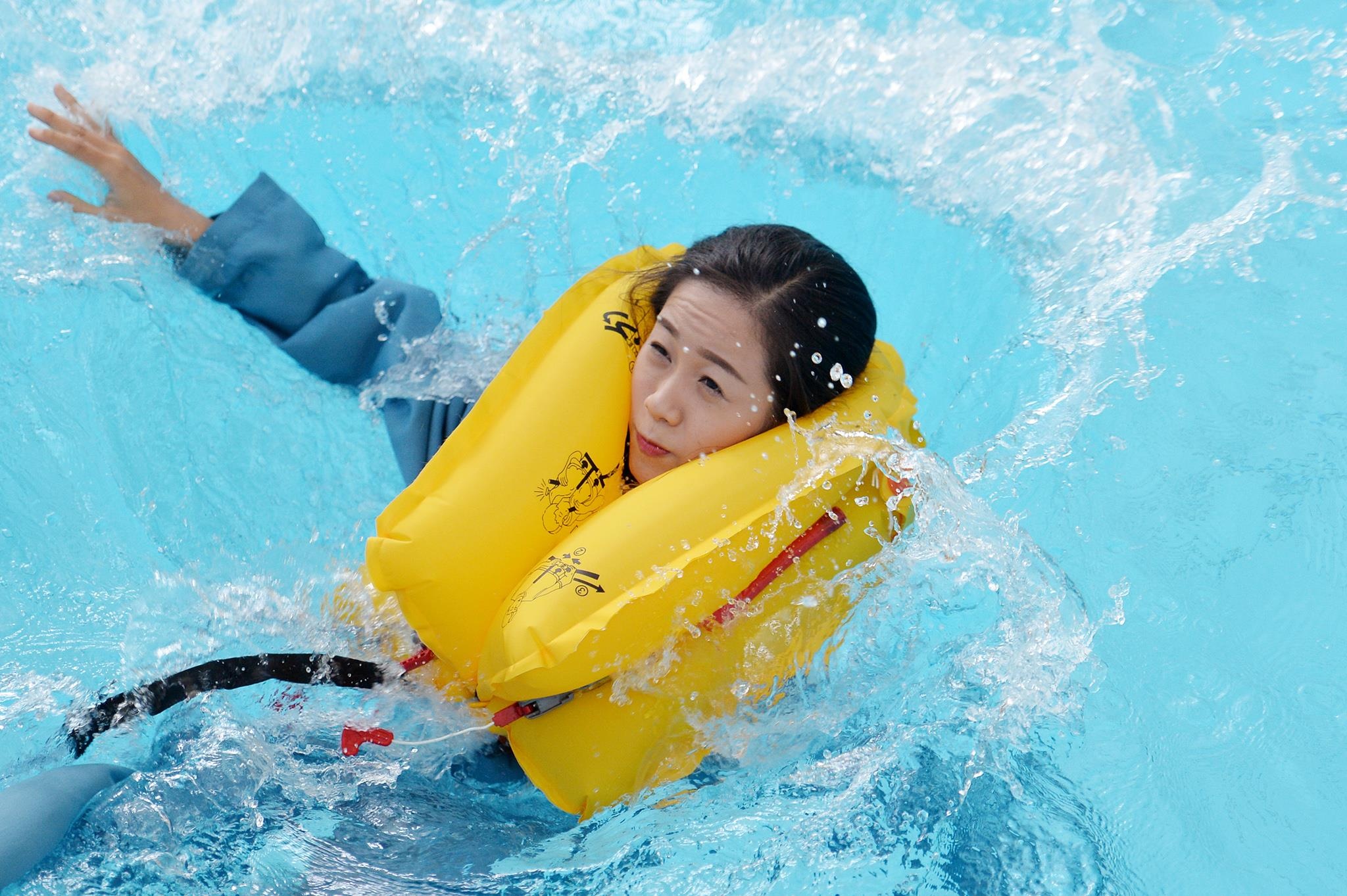 phii cong,  tiep vien hang khong tap luyen tinh huong khan cap anh 2